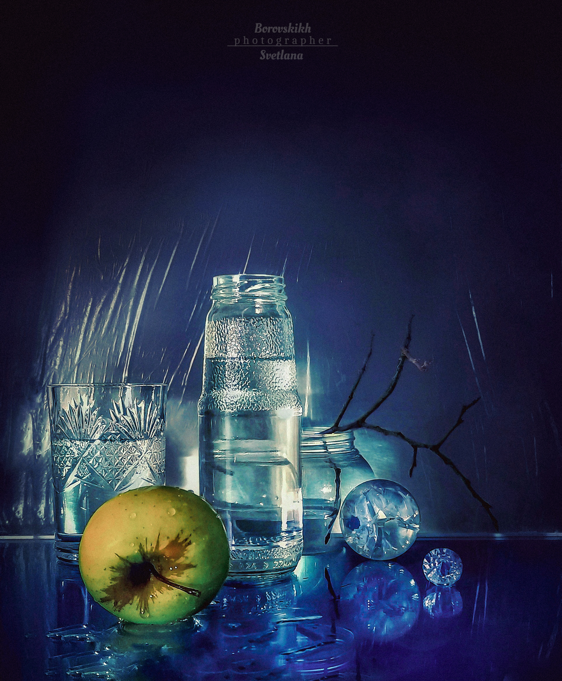 натюрморт, низкий ключ, darkphoto, стекло, яблоко, фото на телефон, Светлана Боровских