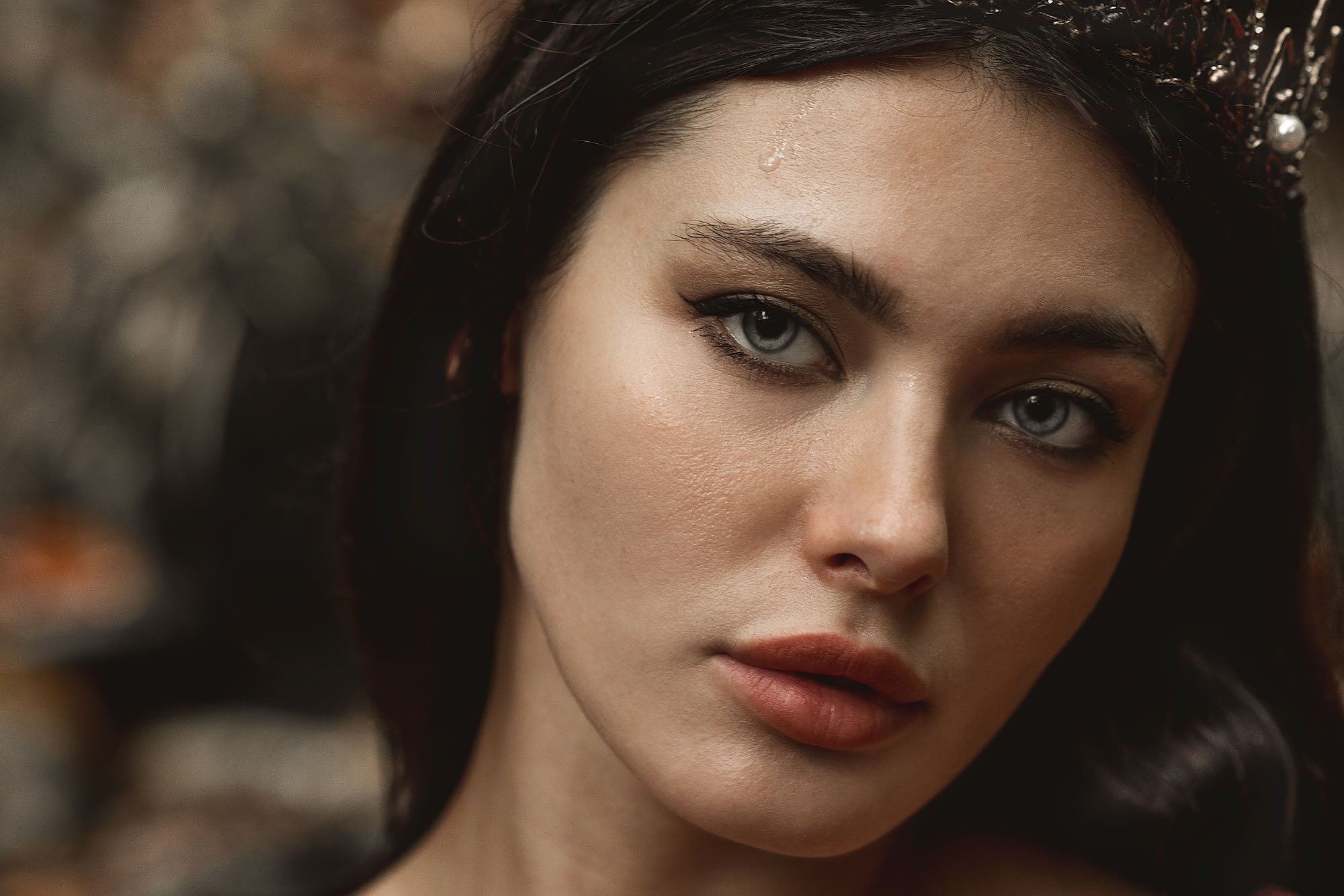 портрет под дождем брюнетка голубые глаза горизонтальное, Ирина Мухина