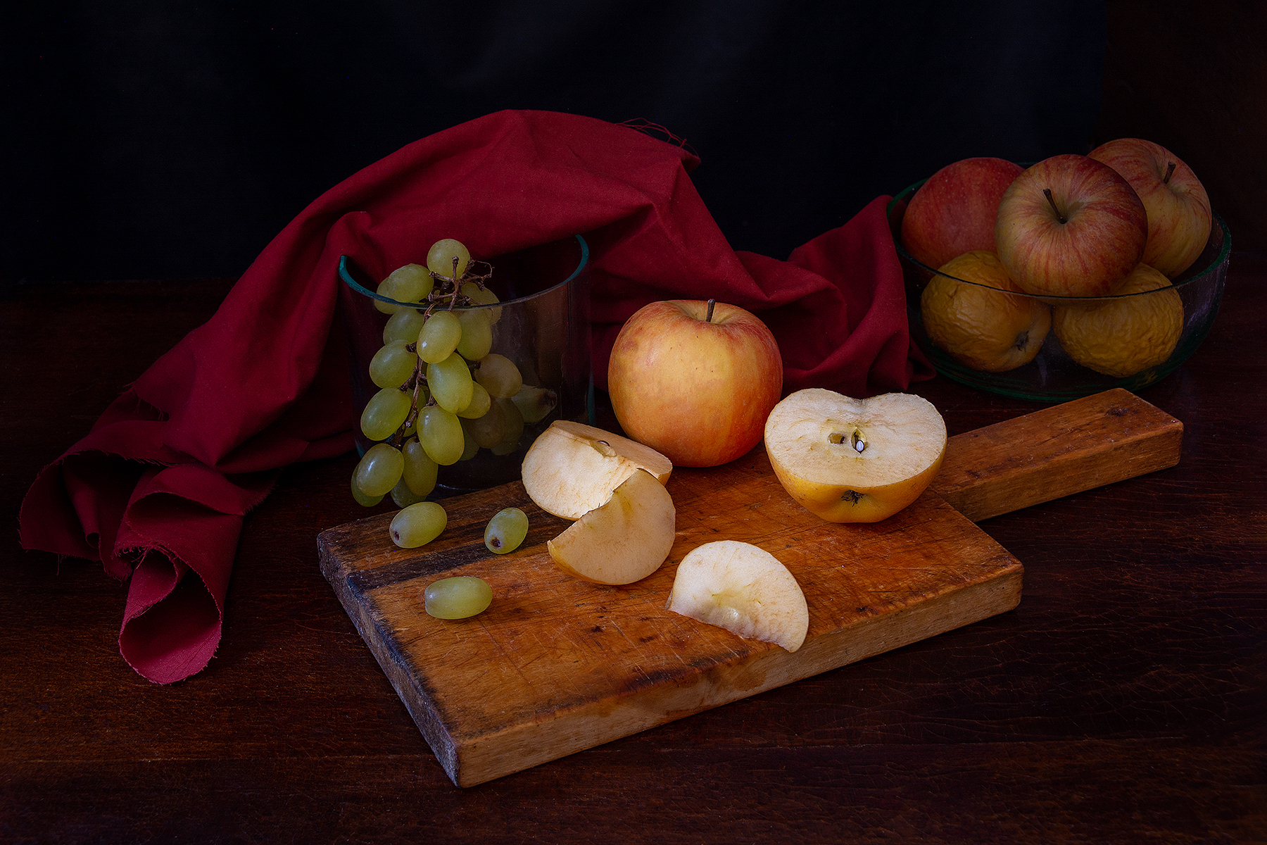 яблоки, виноград, разделочная доска, натюрморт, Баг Алексей