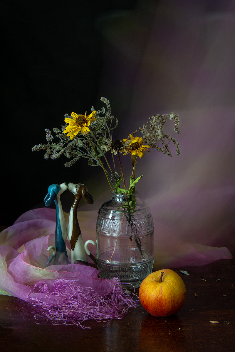 яблоко, цветы, статуэтка, бутылка, Баг Алексей