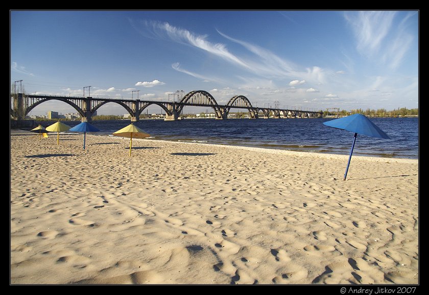 днепропетровск, весна, апрель, пляж, песок, зонты, днепр, город, мост, photohunter, Андрей Житков