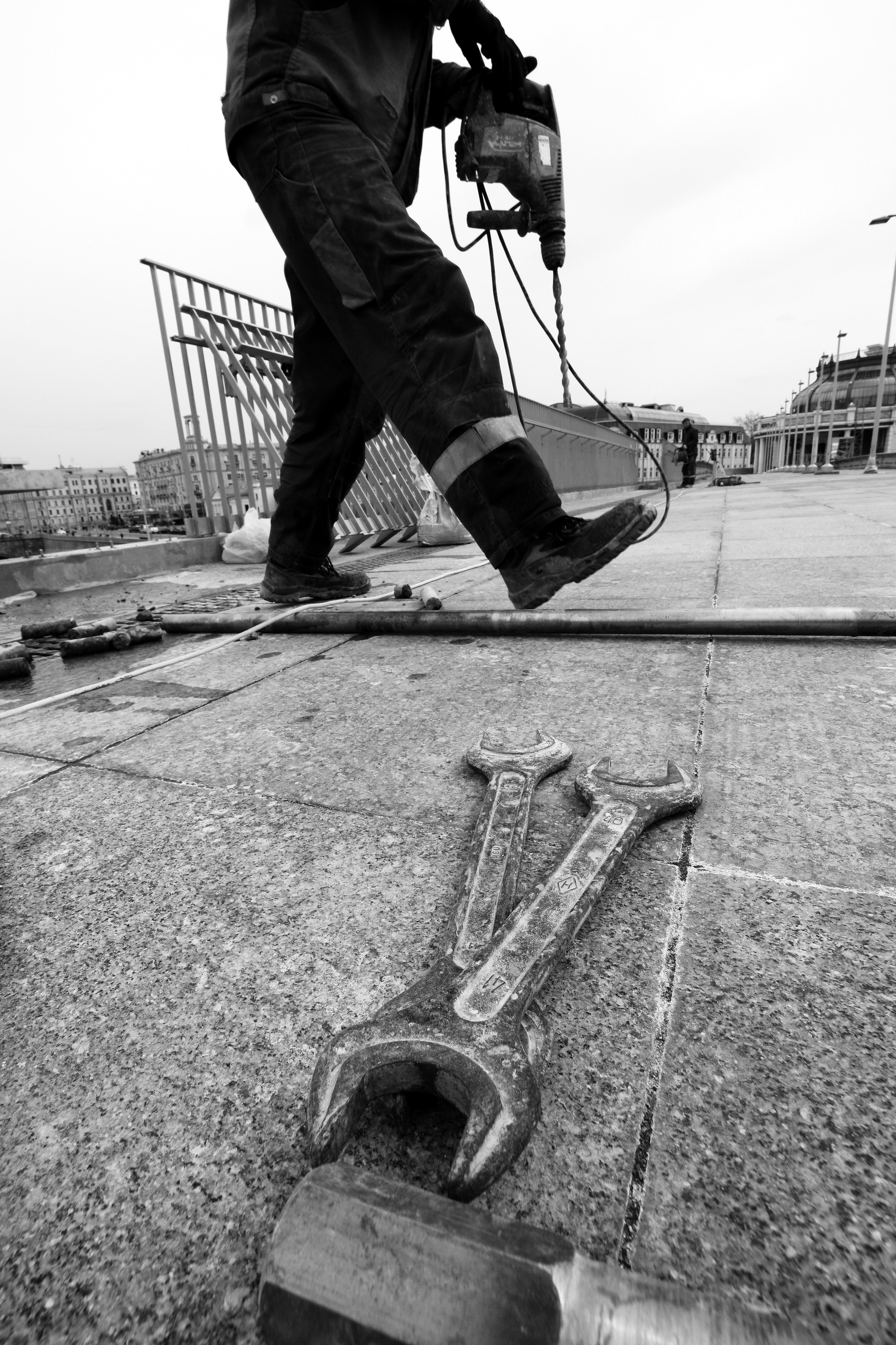 Реконструкция ГЭС2, гаечный ключ, 41, 46, перфоратор, ноги, ограда, Дмитрий Ткаченко