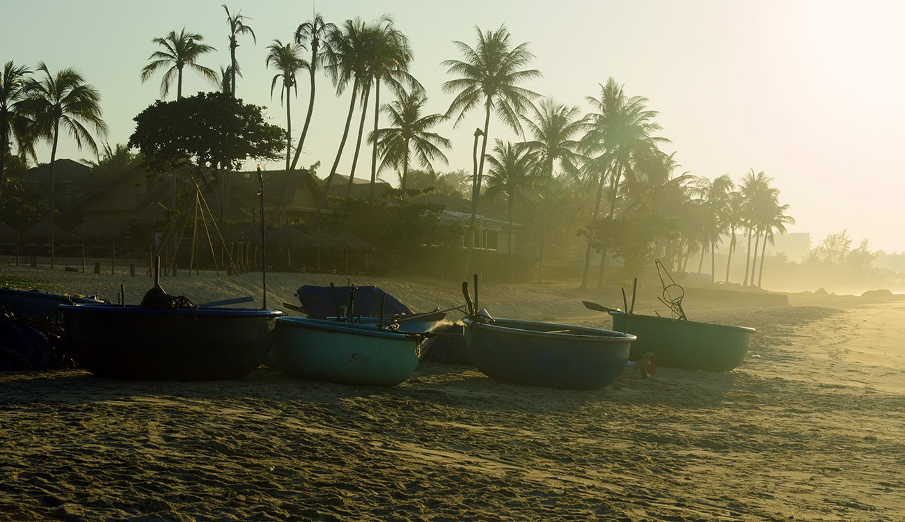 Вьетнам, утро, рассвет, экзотика, пальмы, рыбацкие лодки, круглые лодки , бамбуковые. , Марина Мудрова