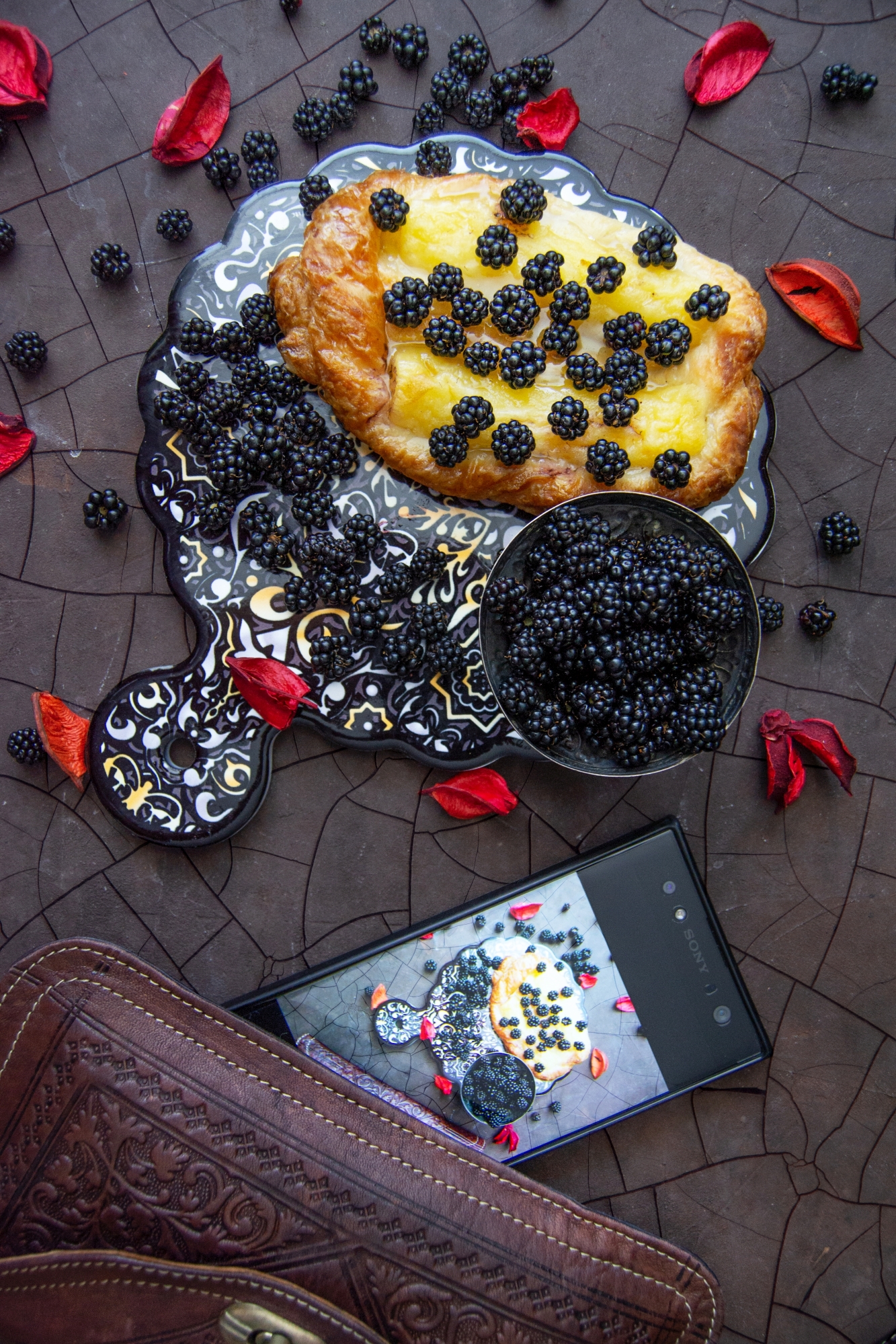 blackberries dessert,food,interior,light,dark,black,phone,fruit,fresh,, Алексиев Борислав