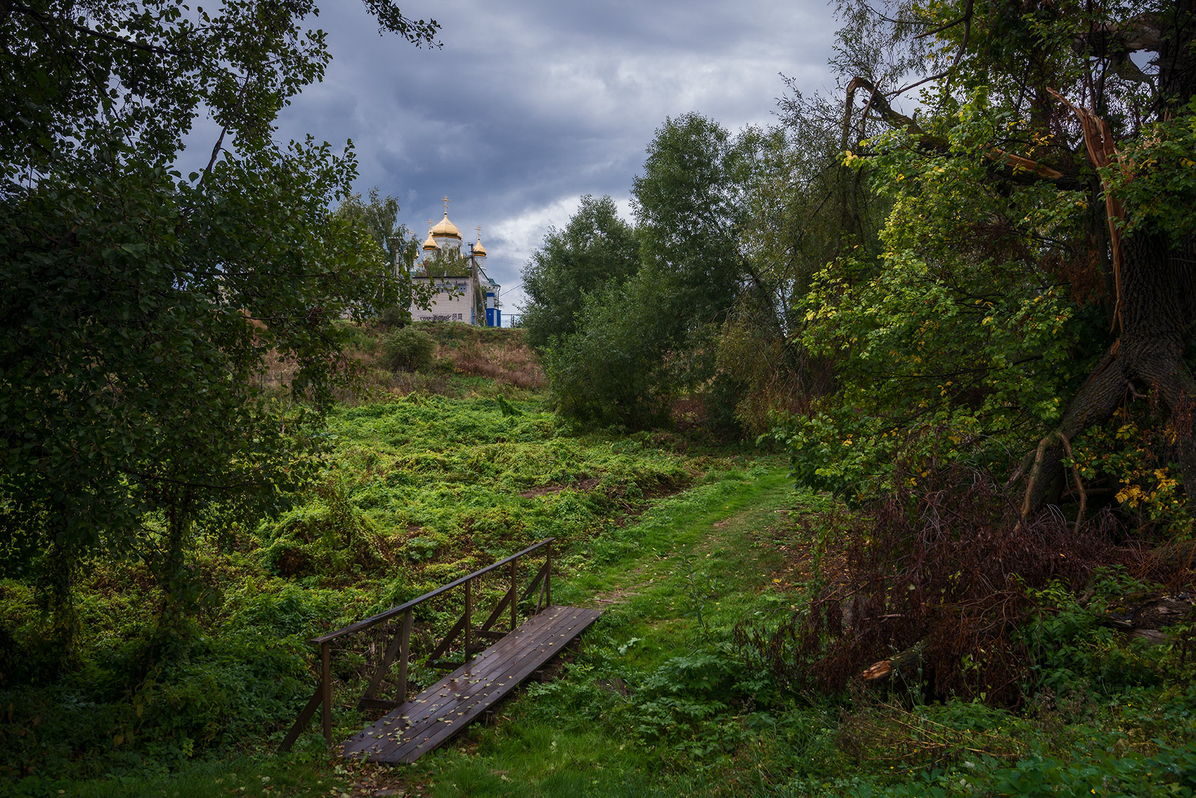 село храм речка дождь, Владислав Никишин