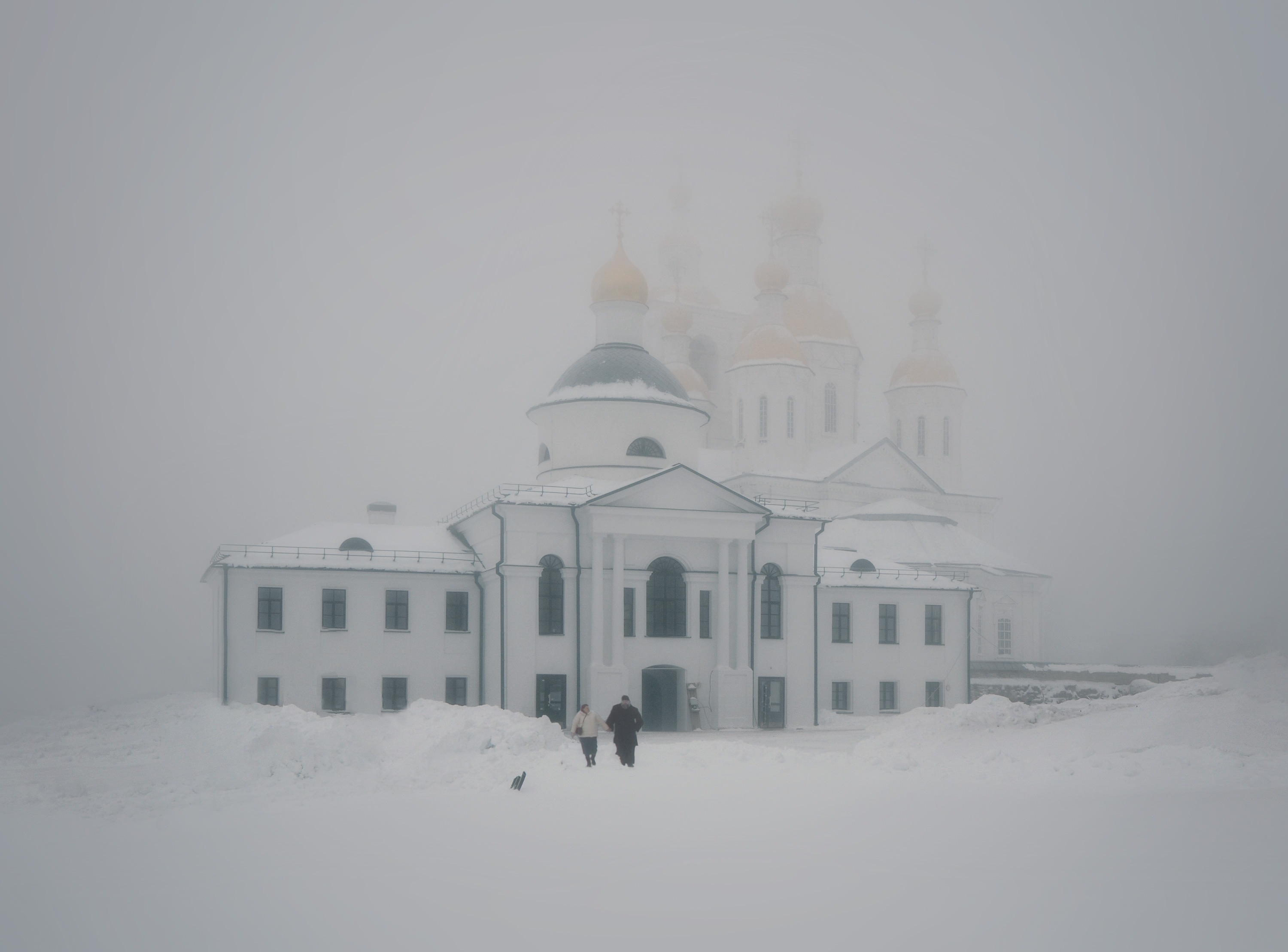 церкви люди снег туман, Вера Петри