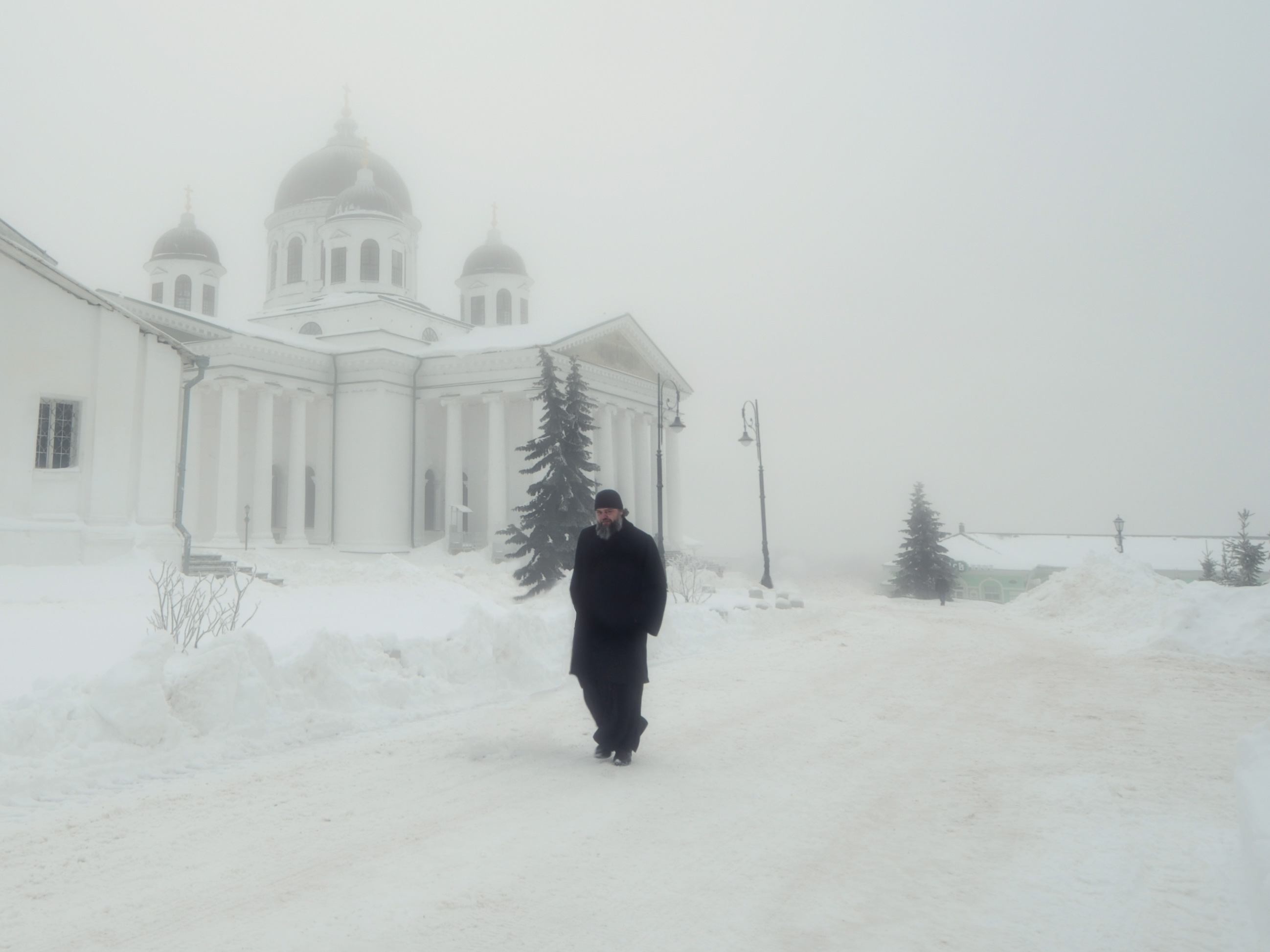 человек церковь дорога туман, Вера Петри