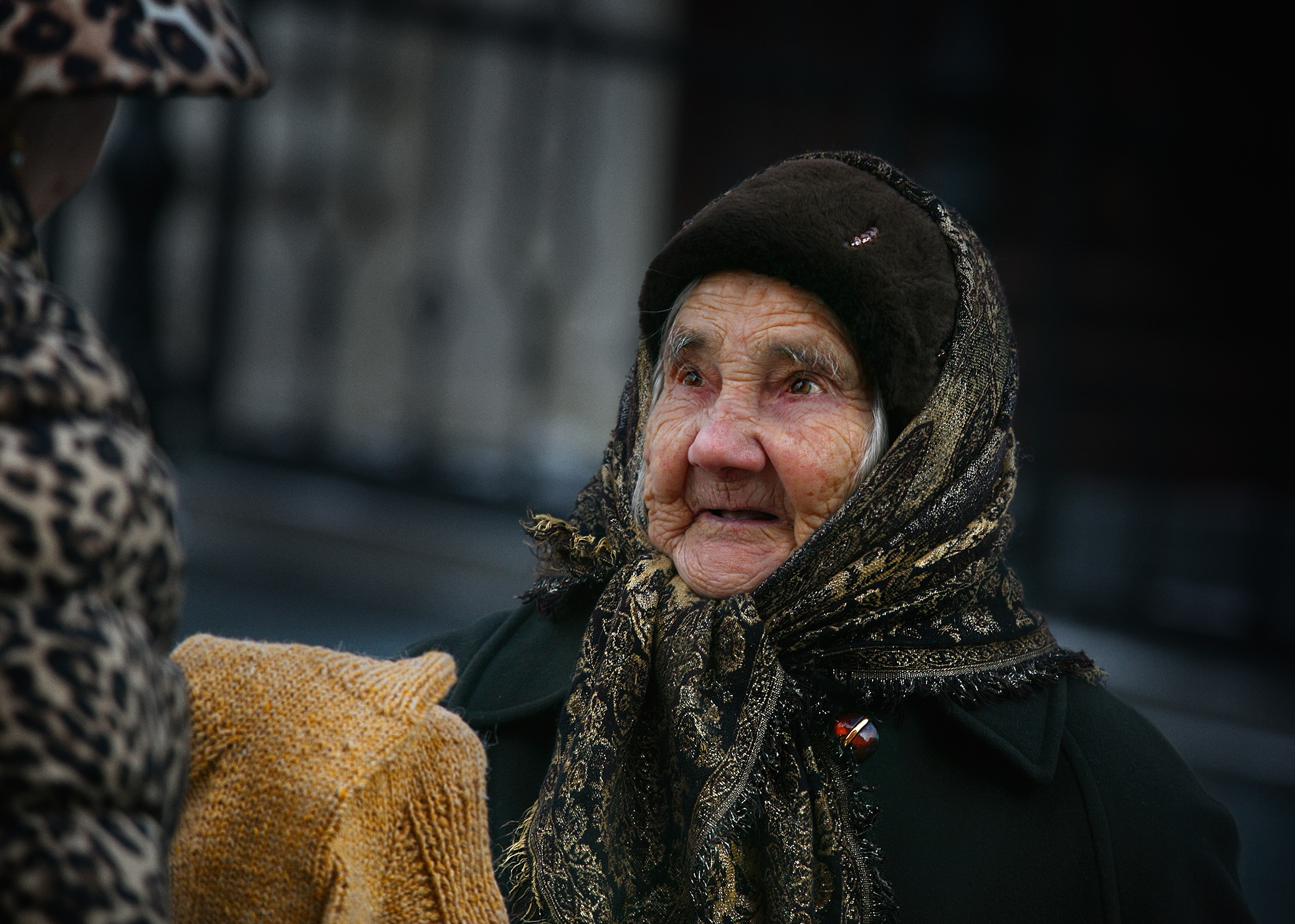 городские картинки, город и люди, женский уличный портрет, золотой возраст, Vera Trandina