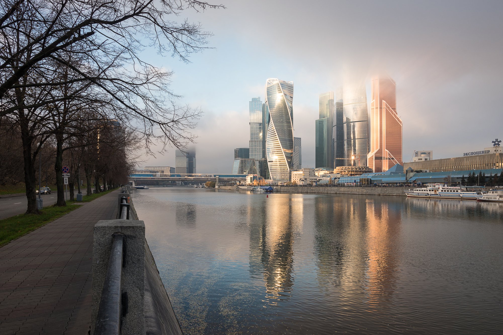 Городская запись. Фрунзенская набережная Москва Сити. Зимняя набережная Москва Сити. Москва Сити утро. Москва Сити вдали.