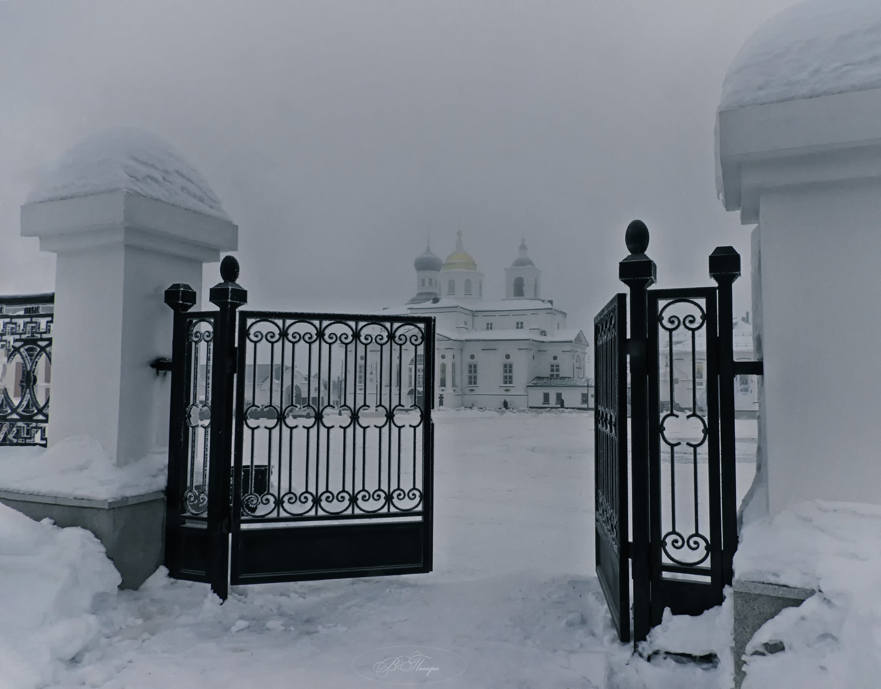 ворота церкви туман, Вера Петри