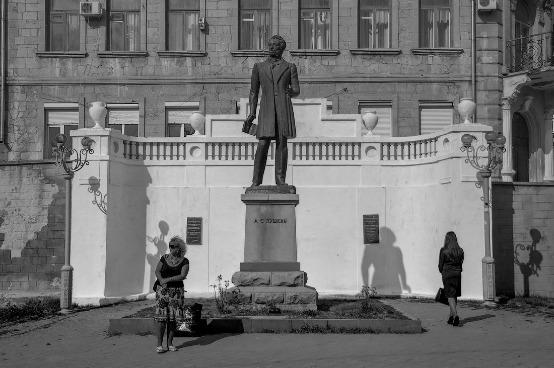 пушкин, памятник, люди, тени, город, Александр Авилов