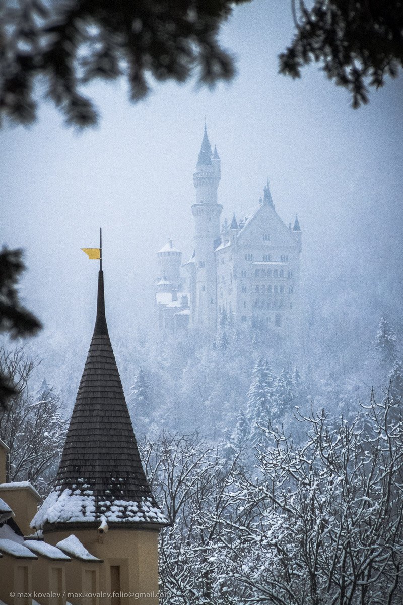 germany, hohenschwangau, neuschwanstein, blue, castle, flag, fog, forest, snow, tower, turret, winter, германия, нойшванштайн, хоэншвангау, башенка, башня, замок, зима, лес, синий, снег, туман, флаг, Максим Ковалёв