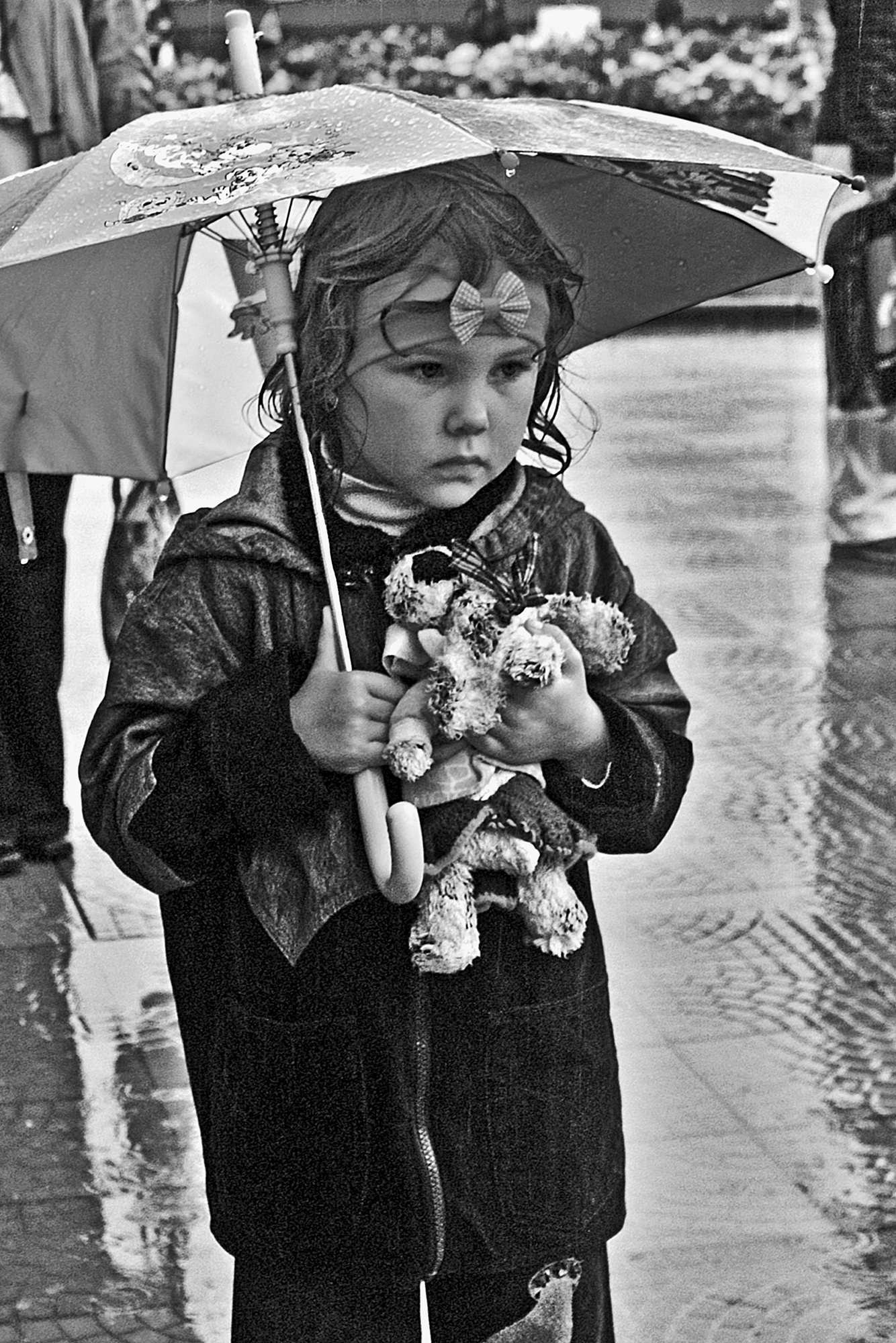 дети, дождь, зонтик, апатиты, чб, Николай Смоляк