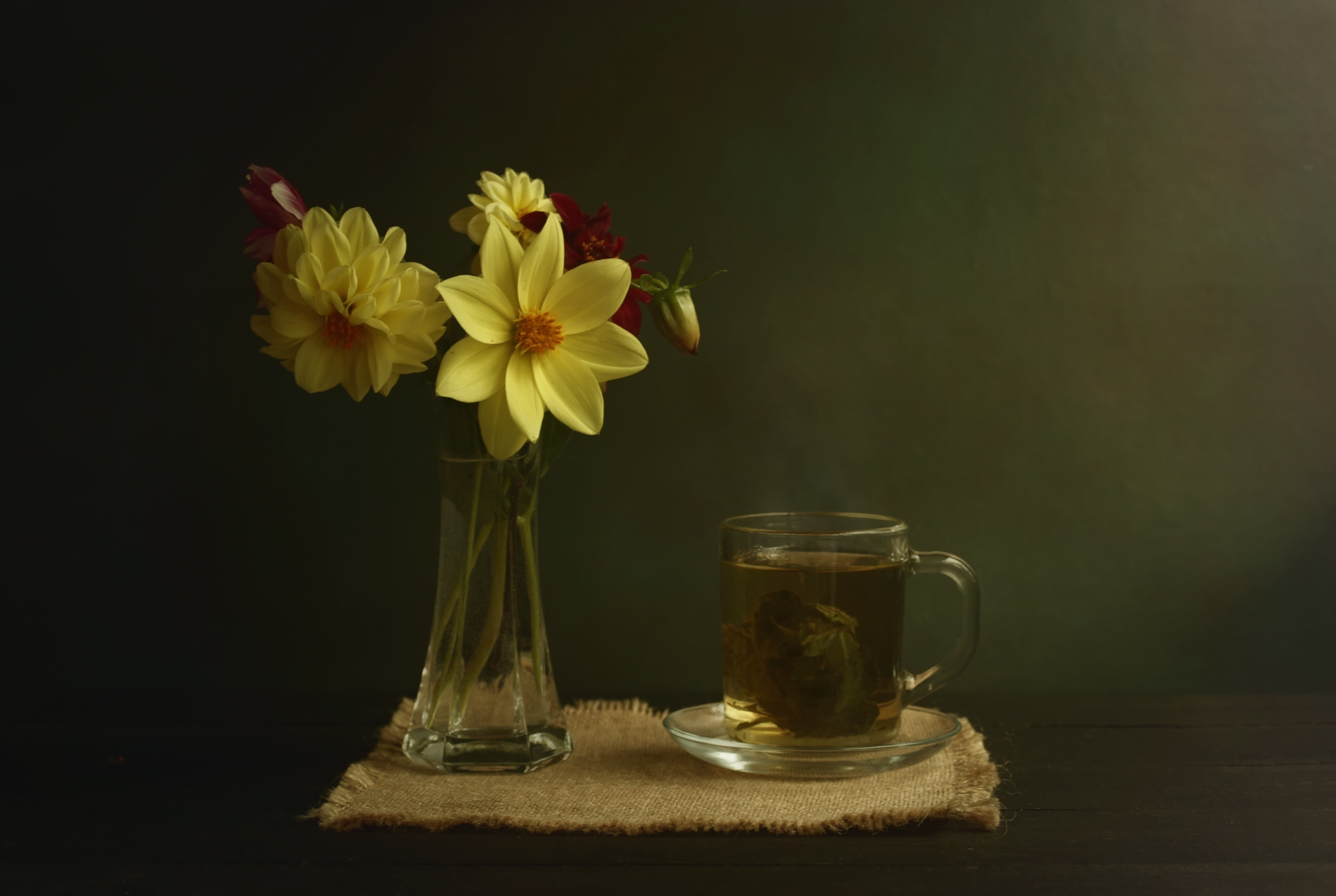 цветок, чашка чая, минимум, минимализм, созерцание, чай, чай на травах, ваза, георгины, flower, cup of tea, minimalism, minimalism, contemplation, tea, herbal tea, vase, Стасов Виталий