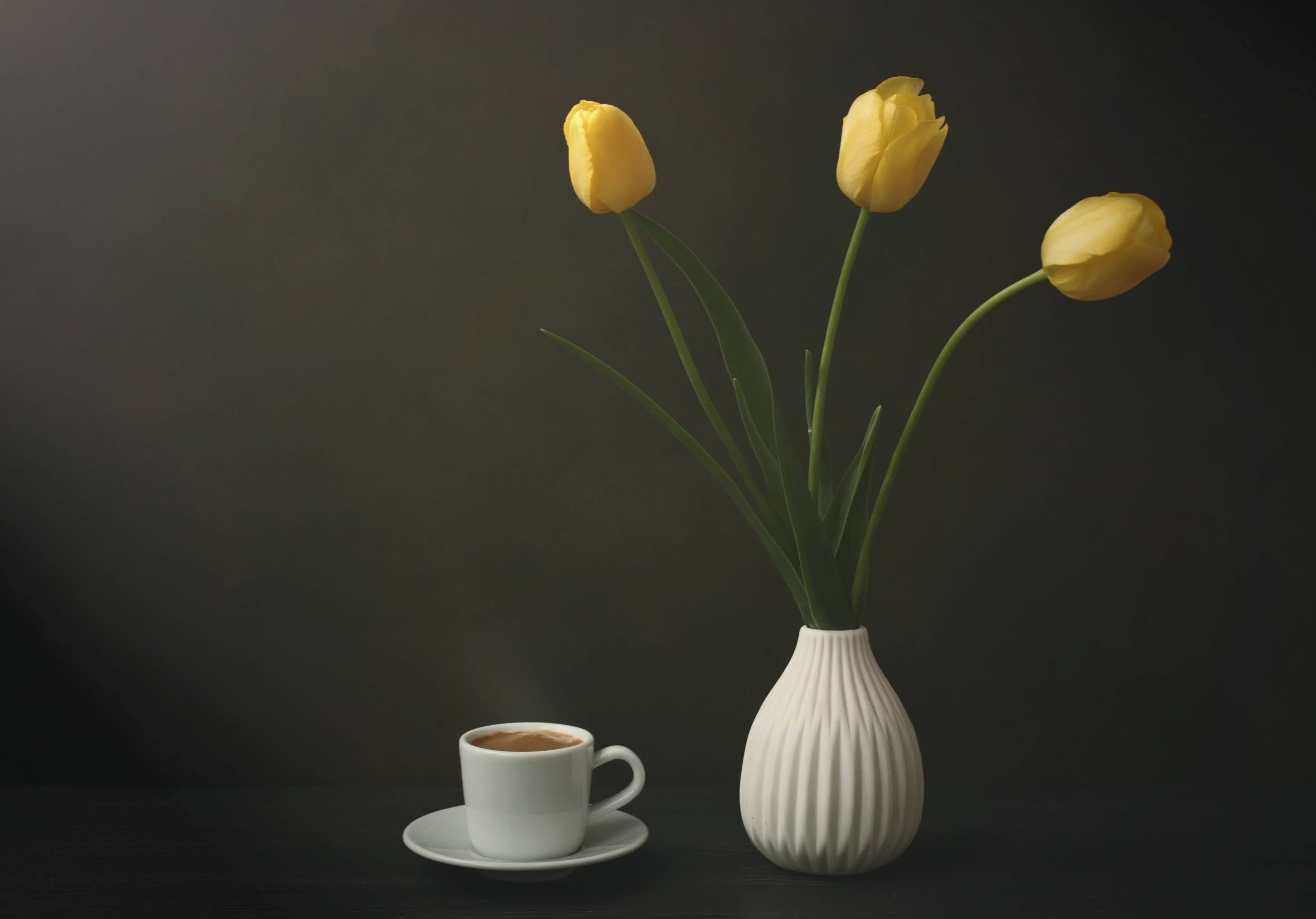 темный фон, чашка, ваза, натюрморт, тюльпан, чай,dark background, cup, still life, flowers, кофе, желтые тюльпаны, Стасов Виталий