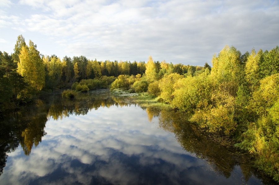 облака,небо,отражение,осень,цвета,вода,река,листва,деревья, Евгений Пугачев.