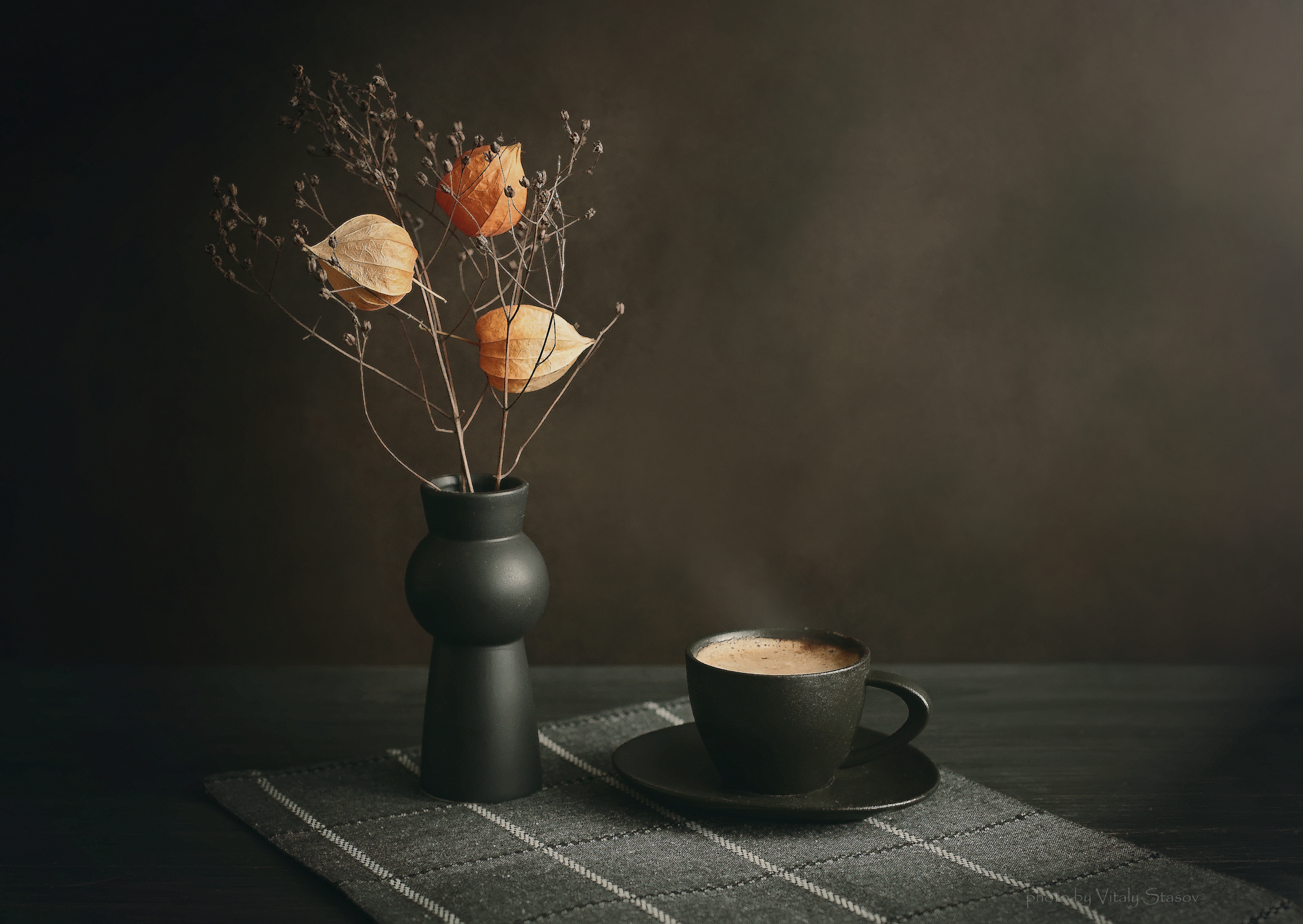 кофе, физалис, на столе, сухоцвет, ваза, минимализм, темный, фон, натюморт, Стасов Виталий