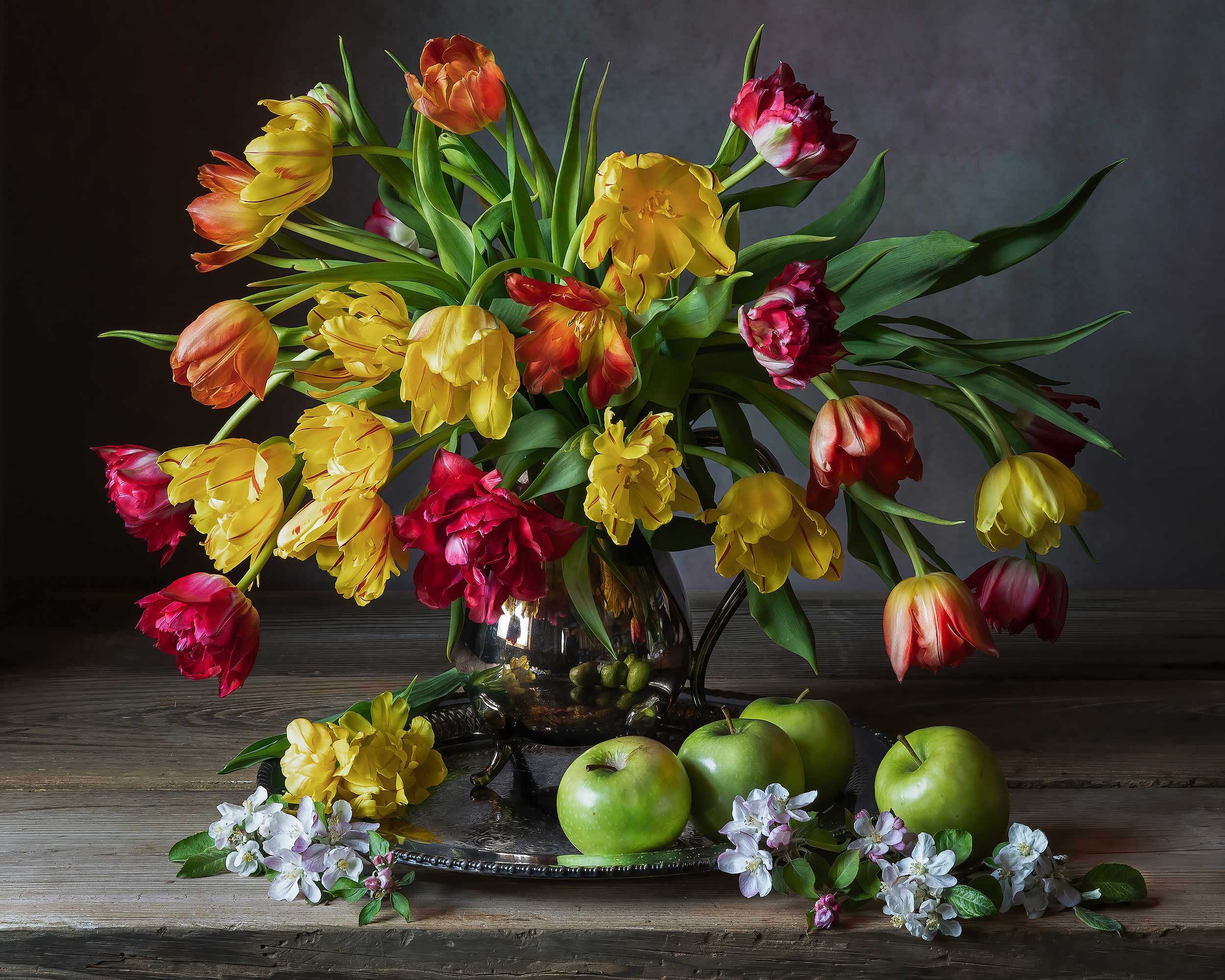 apples, tulips, flowers, spring blooms, still life photography, Слуцкая Яна
