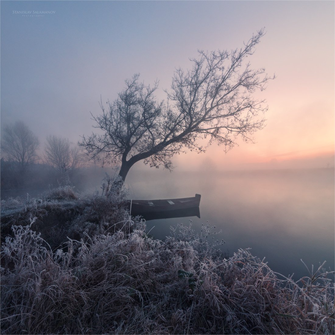утро, туман, река, заморозок, иней, рассвет, лодка, дерево, зарево, свет, цвет, пейзаж, Станислав Саламанов