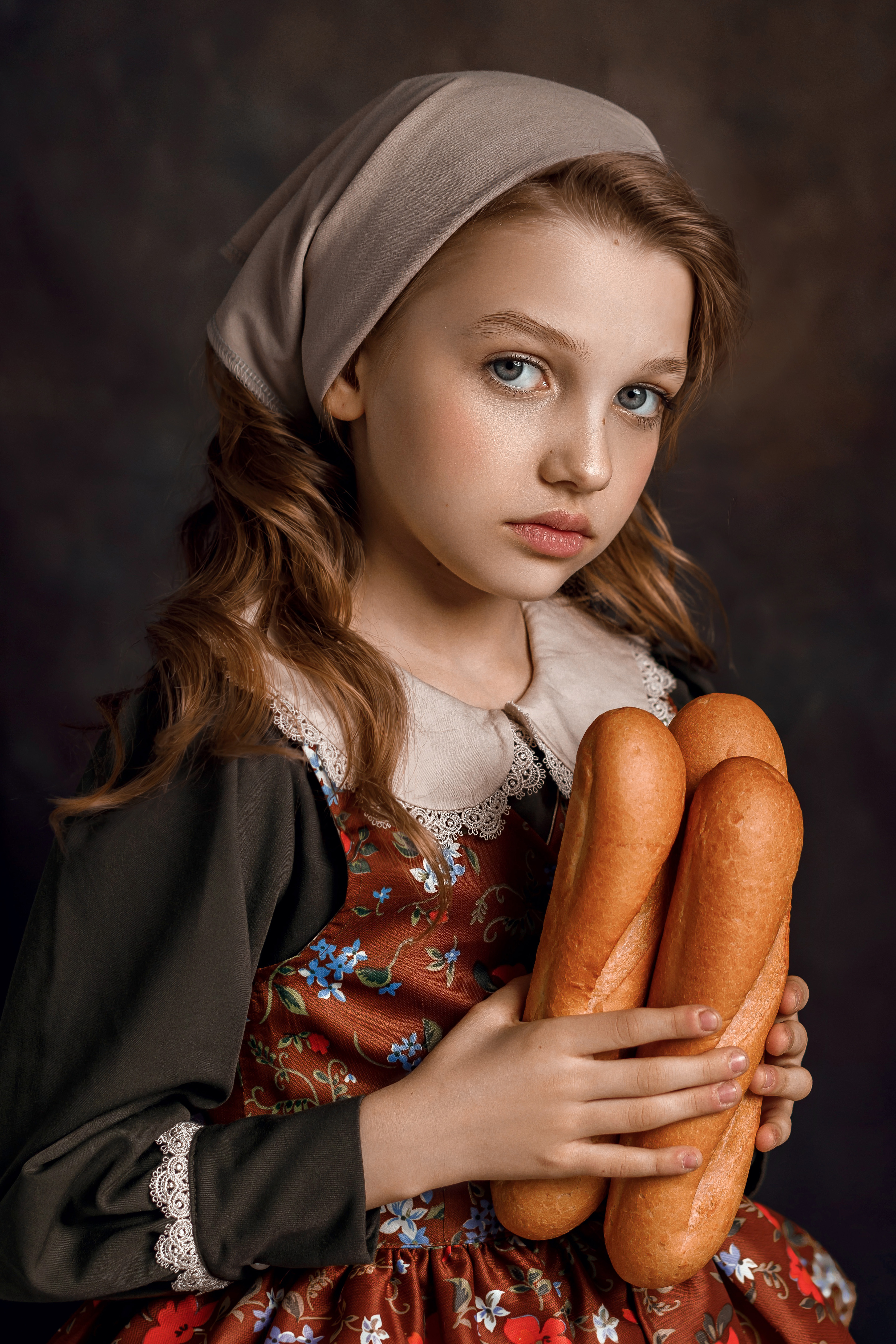 хлеб, девочка, сдоба, косынка, портрет, Комаева Юлия