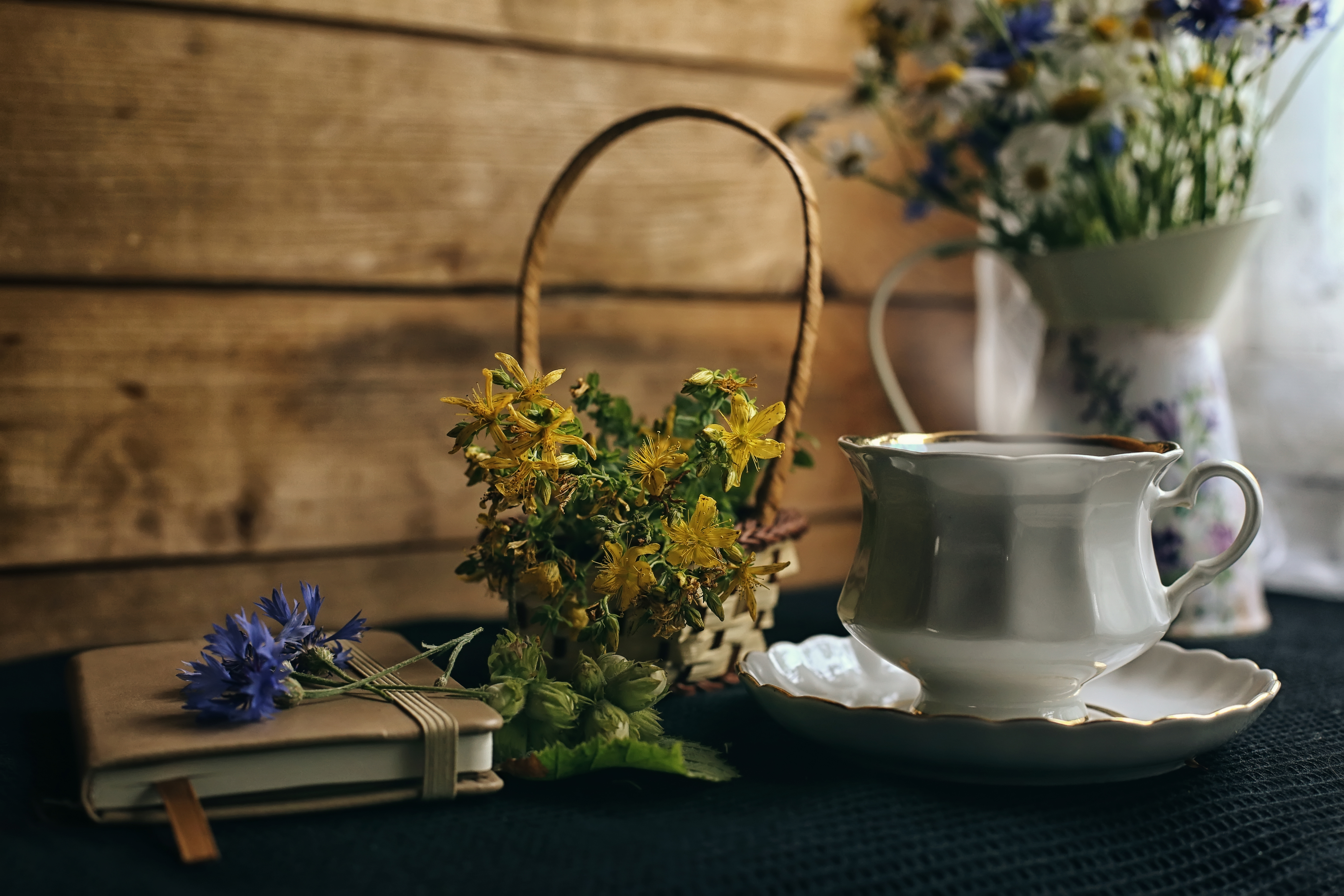 чайная, тема, чай, утро, цветы на столе, деревенский, полевые цветы, букет, ваза, графин, чашка чая, зверобой, записная книжка, возле окна, Стасов Виталий