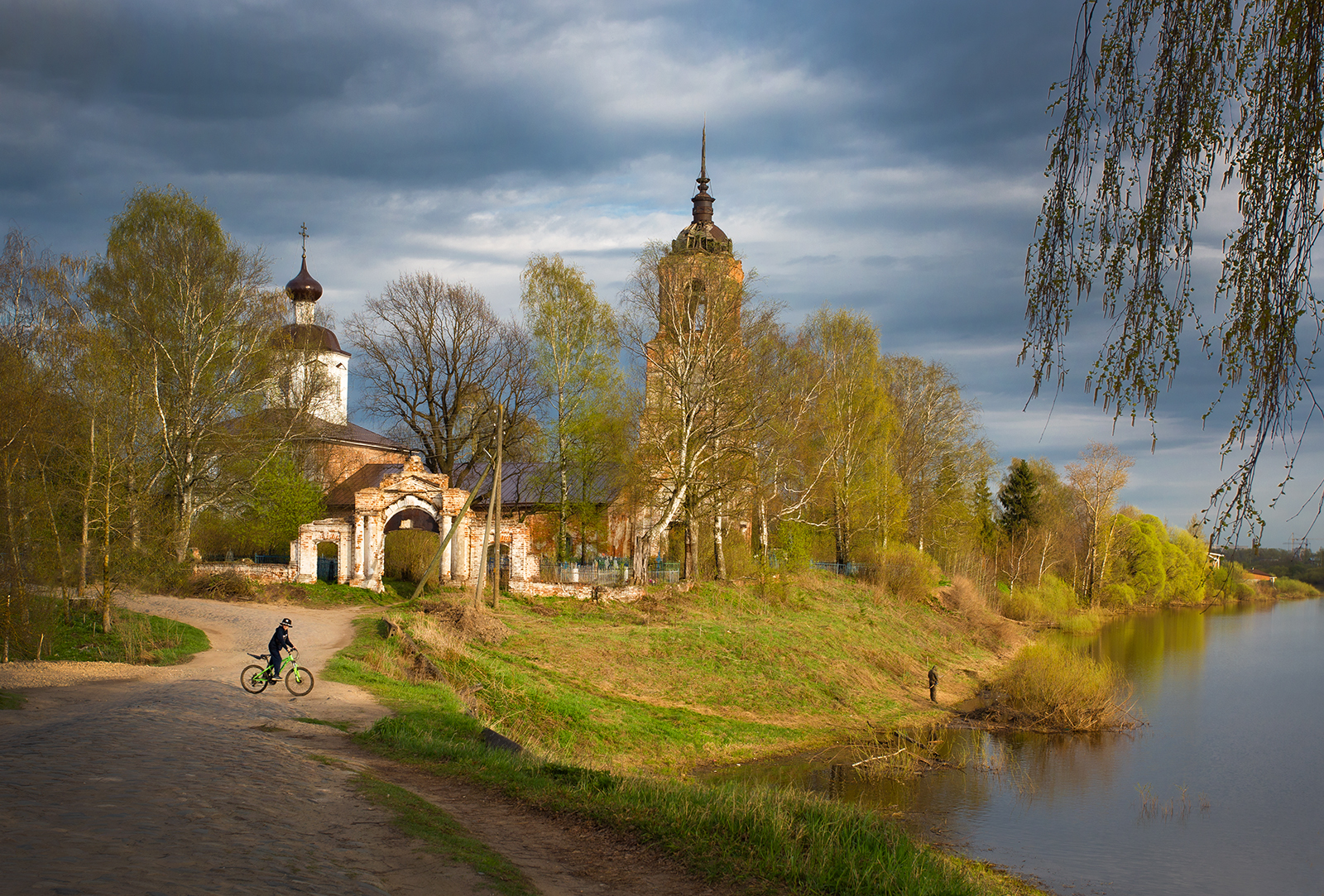 прилуки, вечер, весна, вологда, река, храм, церковь, велосипед, велосипедист, Наталия Колтакова