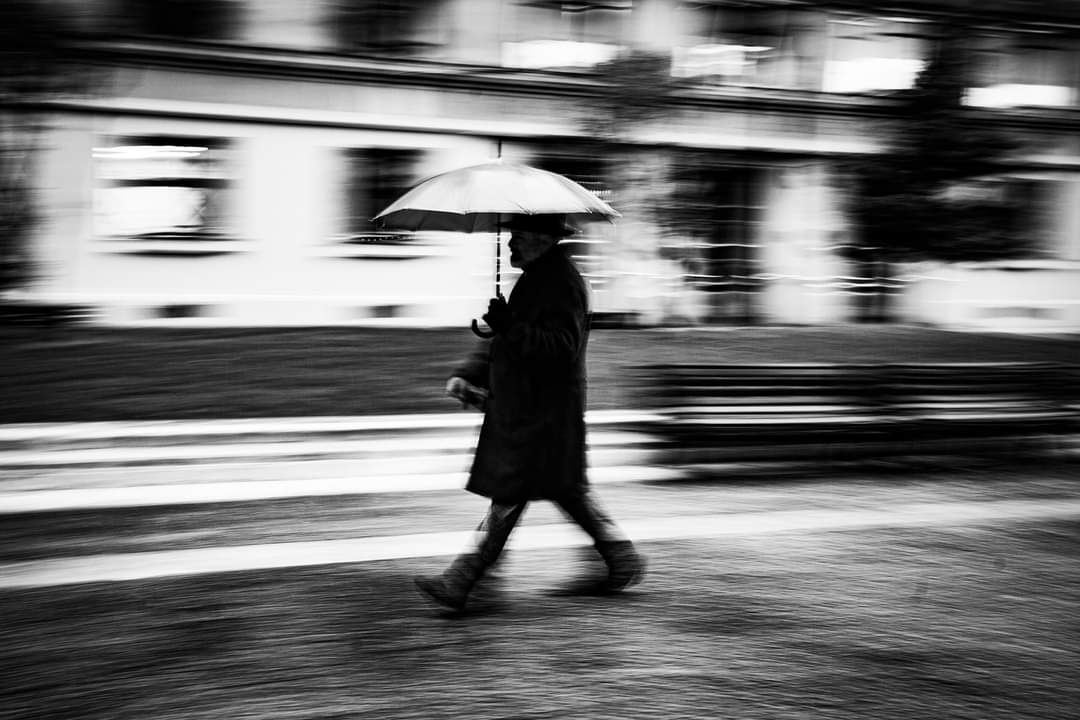 streetphotography, street, fotografía callejera, bastian cifuentes araya, periodista furioso, streetphoto, street photo, street photography, rain, lluvia, black and white, Cifuentes Araya Bastián