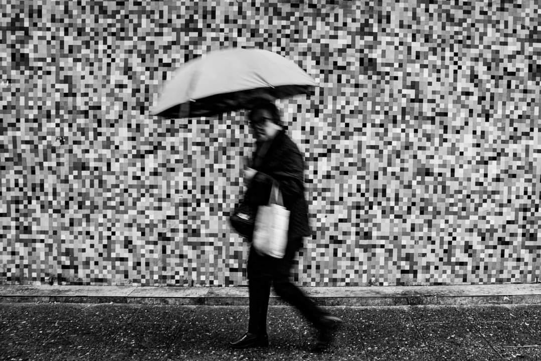 streetphotography, street, fotografía callejera, bastian cifuentes araya, periodista furioso, streetphoto, street photo, street photography, rain, lluvia, black and white, Cifuentes Araya Bastián