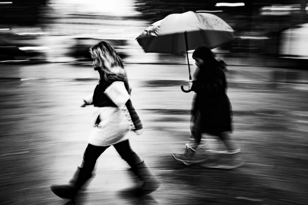 streetphotography, street, fotografía callejera, bastian cifuentes araya, periodista furioso, streetphoto, street photo, street photography, rain, lluvia, black and white, Cifuentes Araya Bastián