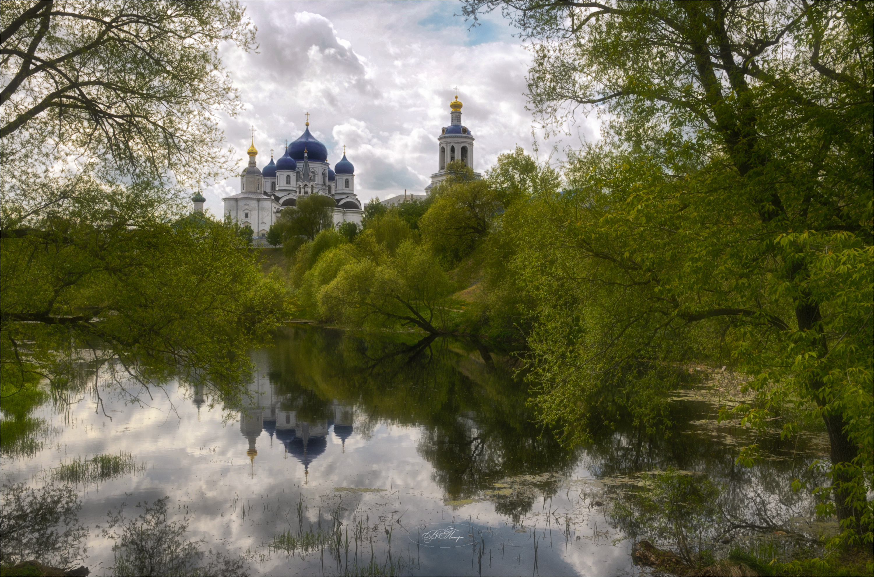 церковь река отражение  деревья, Вера Петри