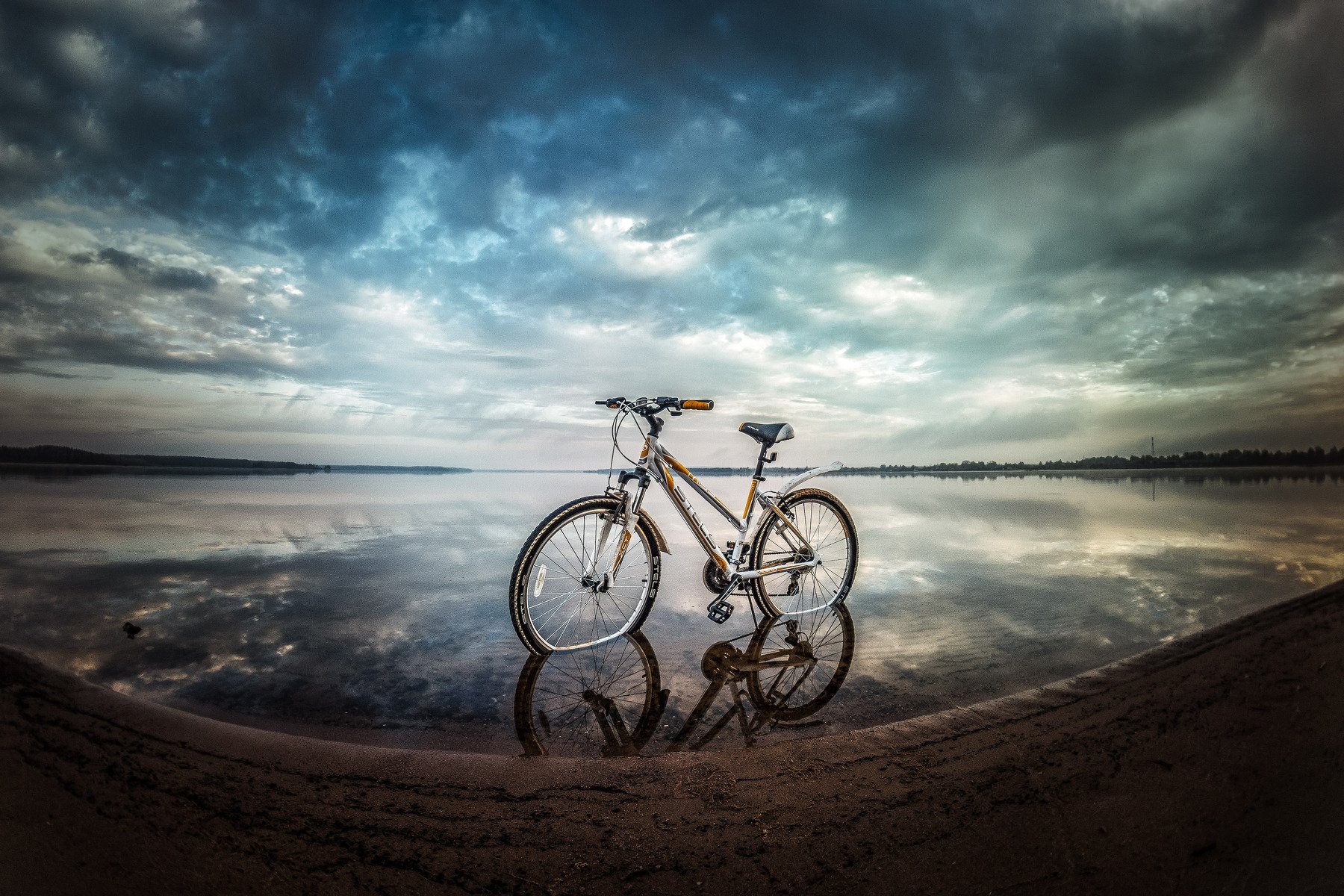 утро озеро велосипед облака берег отражение пеленг, Татьяна Афиногенова