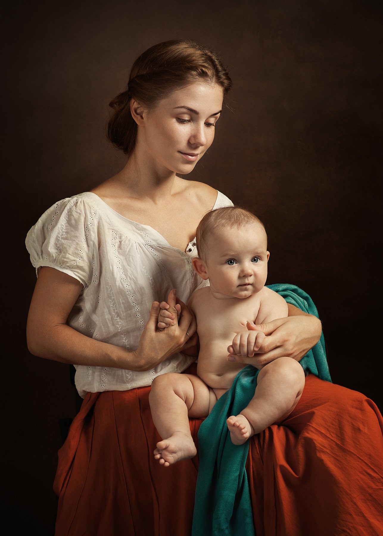 Образ материнства. Женщина с ребенком. Женщина с ребенком на руках. Портрет женщины для детей. Женщина с младенцем на руках.
