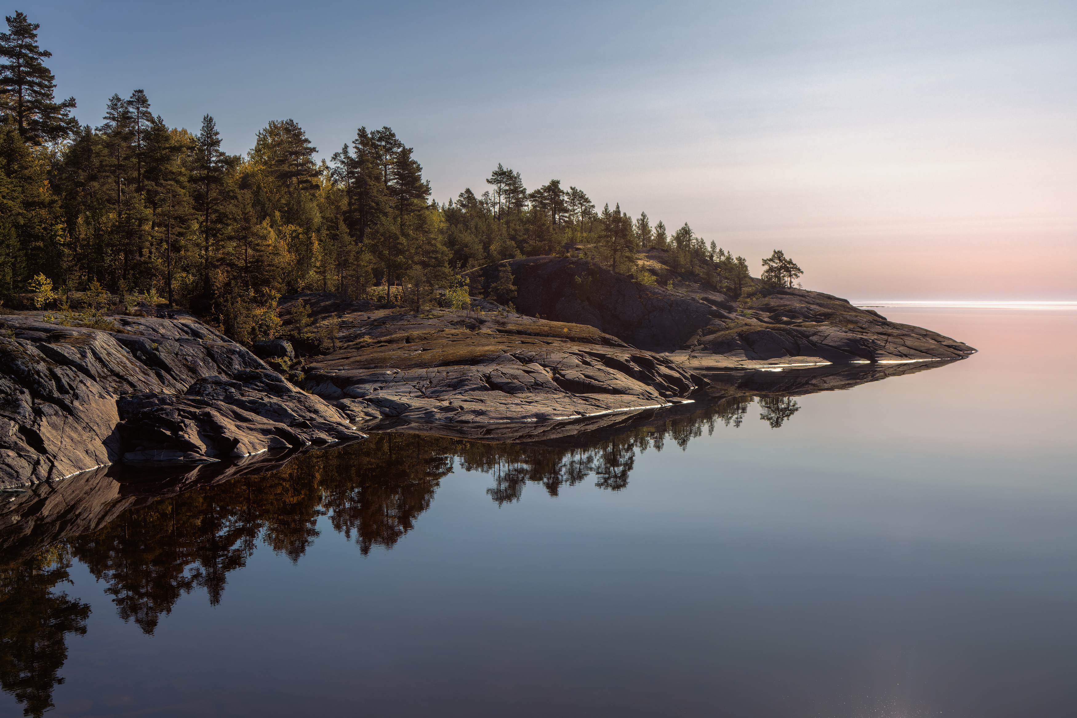 озеро вода гладь штиль утро скалы камни лес сосна отражение зеркало, Светлана Холодняк