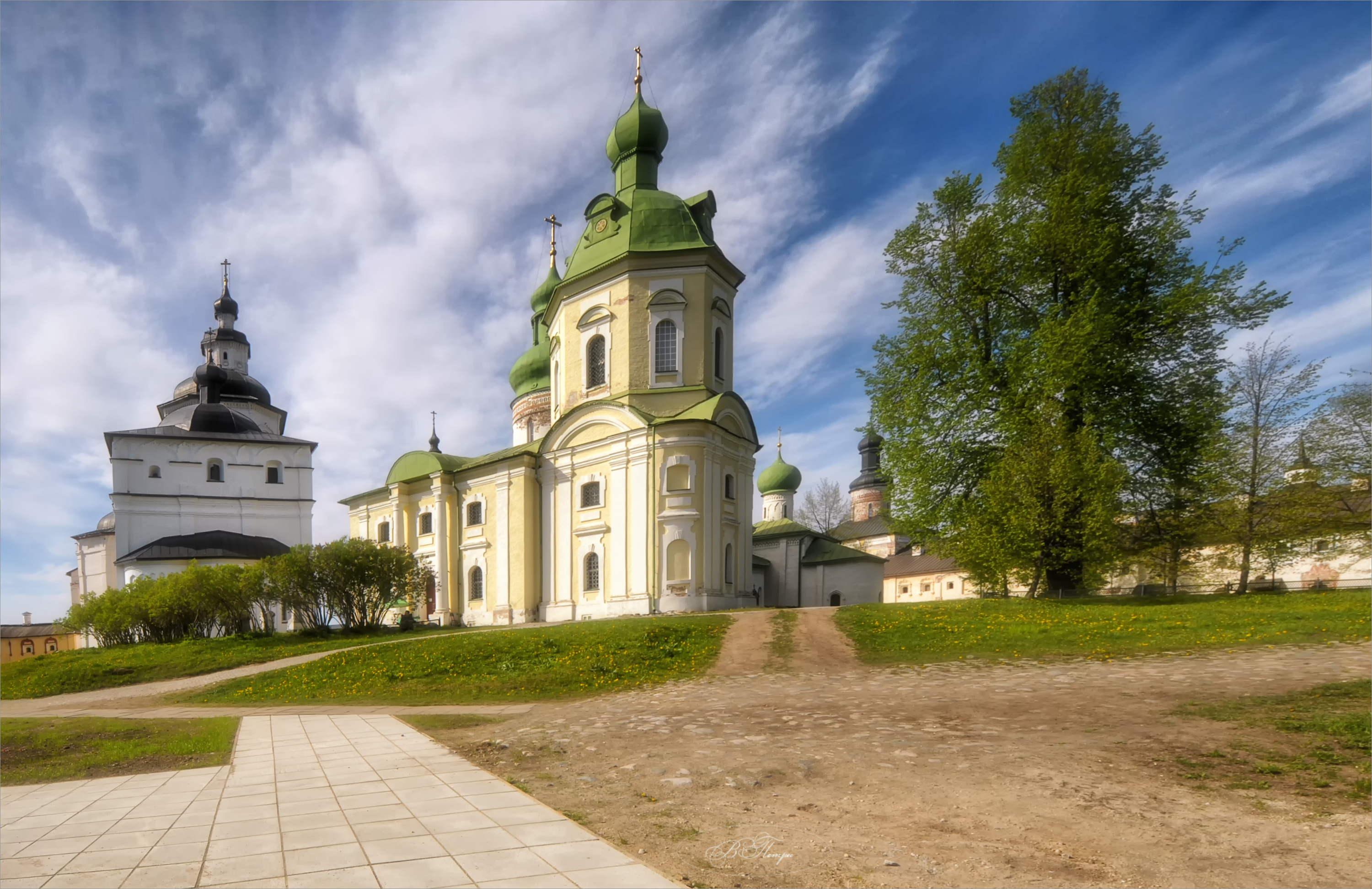 церкви колокольни дерево облака, Вера Петри