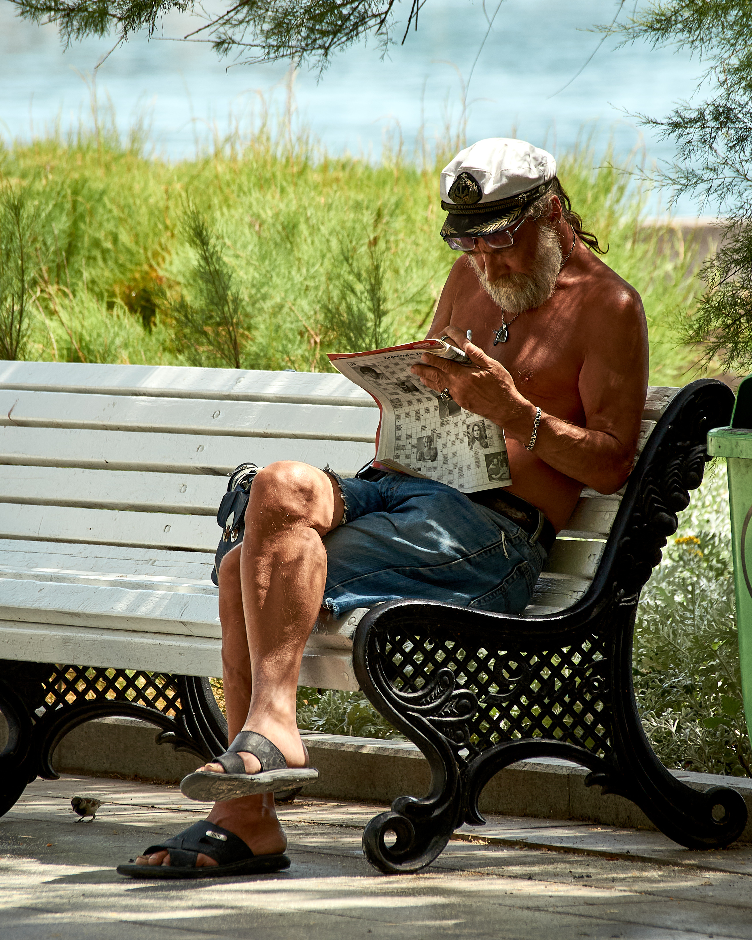 портрет, стрит, мужчина, кроссворд, газета, загар, portrait, streetphoto, Сергей Яблоков