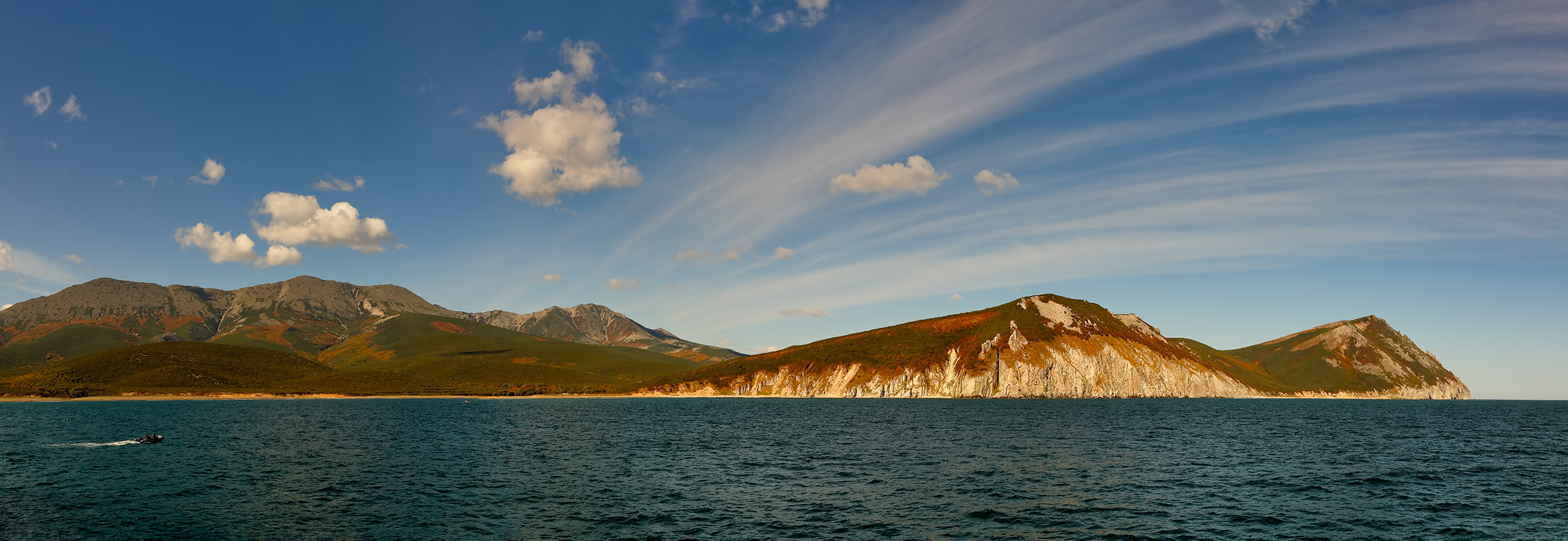 берег, камчатка, облака, осень, скалы, резиновая лодка, Евгений Паршуков