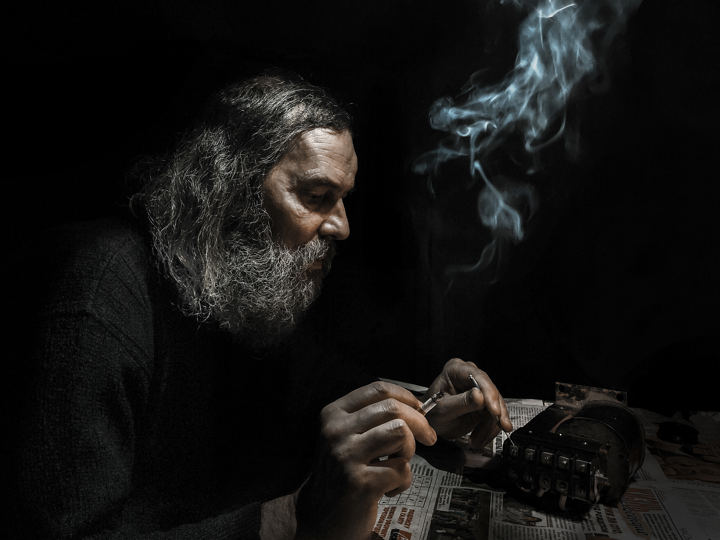 мобильное фото, портрет,мужчина , дым ,сигарета,работа, Natalia Bolotenkova