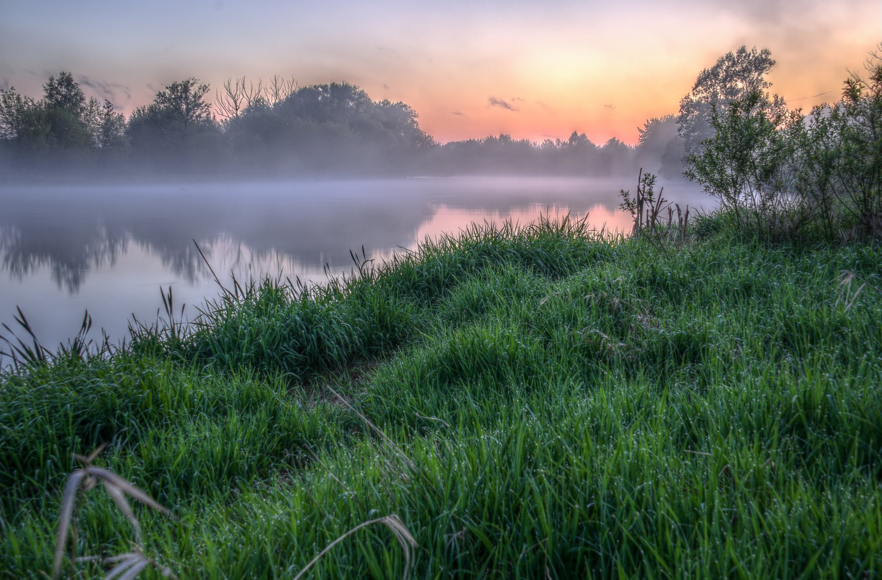 hdr, берег, вечер, вода, закат, зелёный, обработка, отражение, пейзаж, подмосковье, прохлада, река москва, трава, туман, холод, Ксения Соварцева