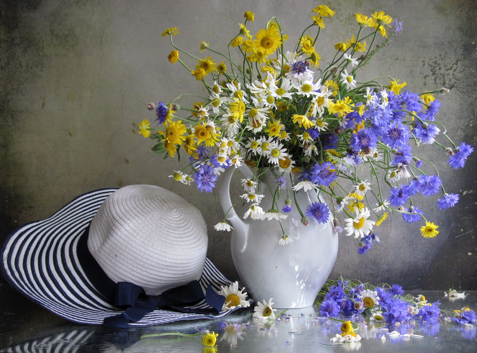 цветы, букет, васильки, ромашки, шляпка, Наталия Тихомирова