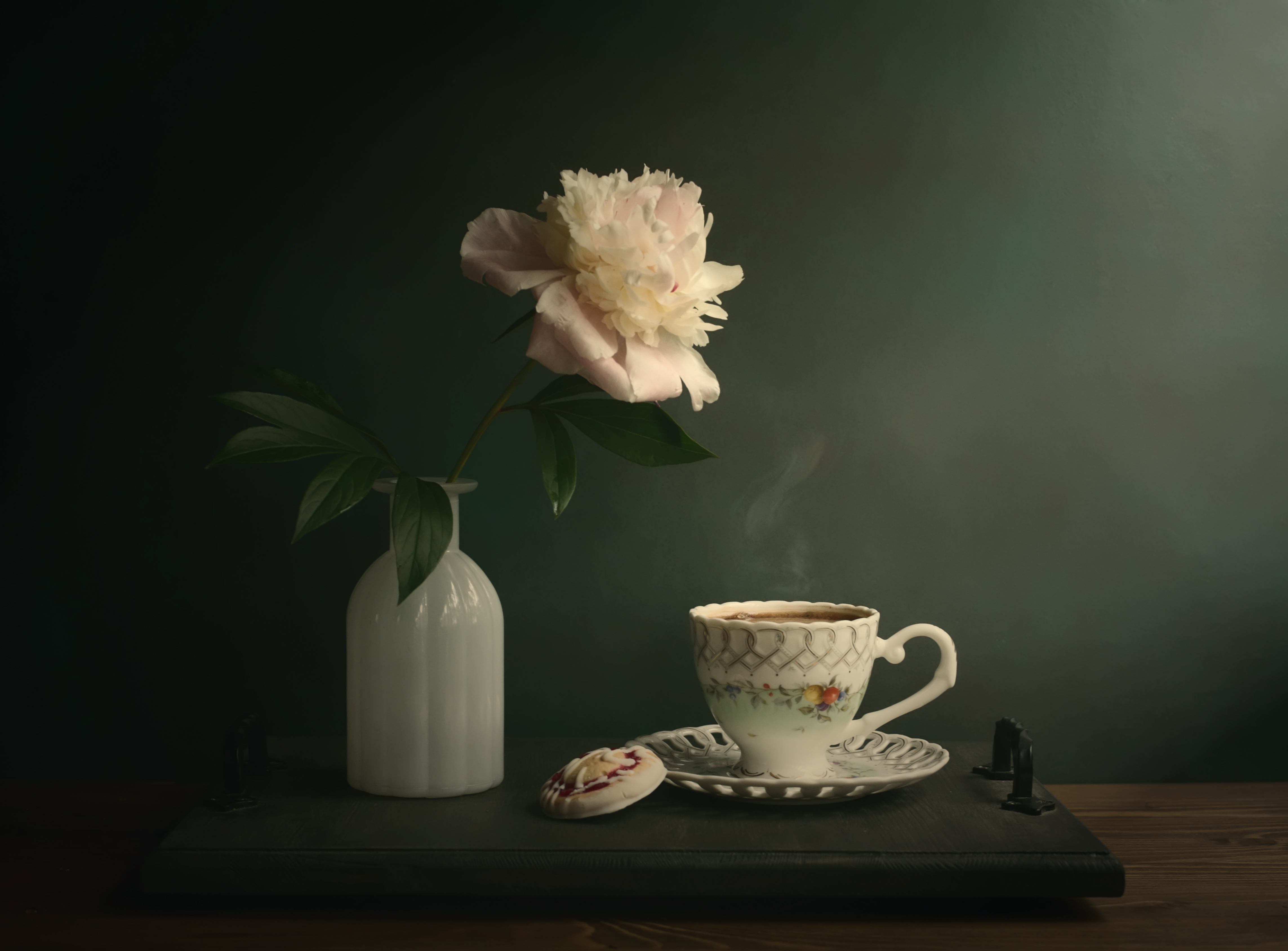 кофе с молоком, печенье, пион, цветы на столе, цветок, белый пион, Стасов Виталий