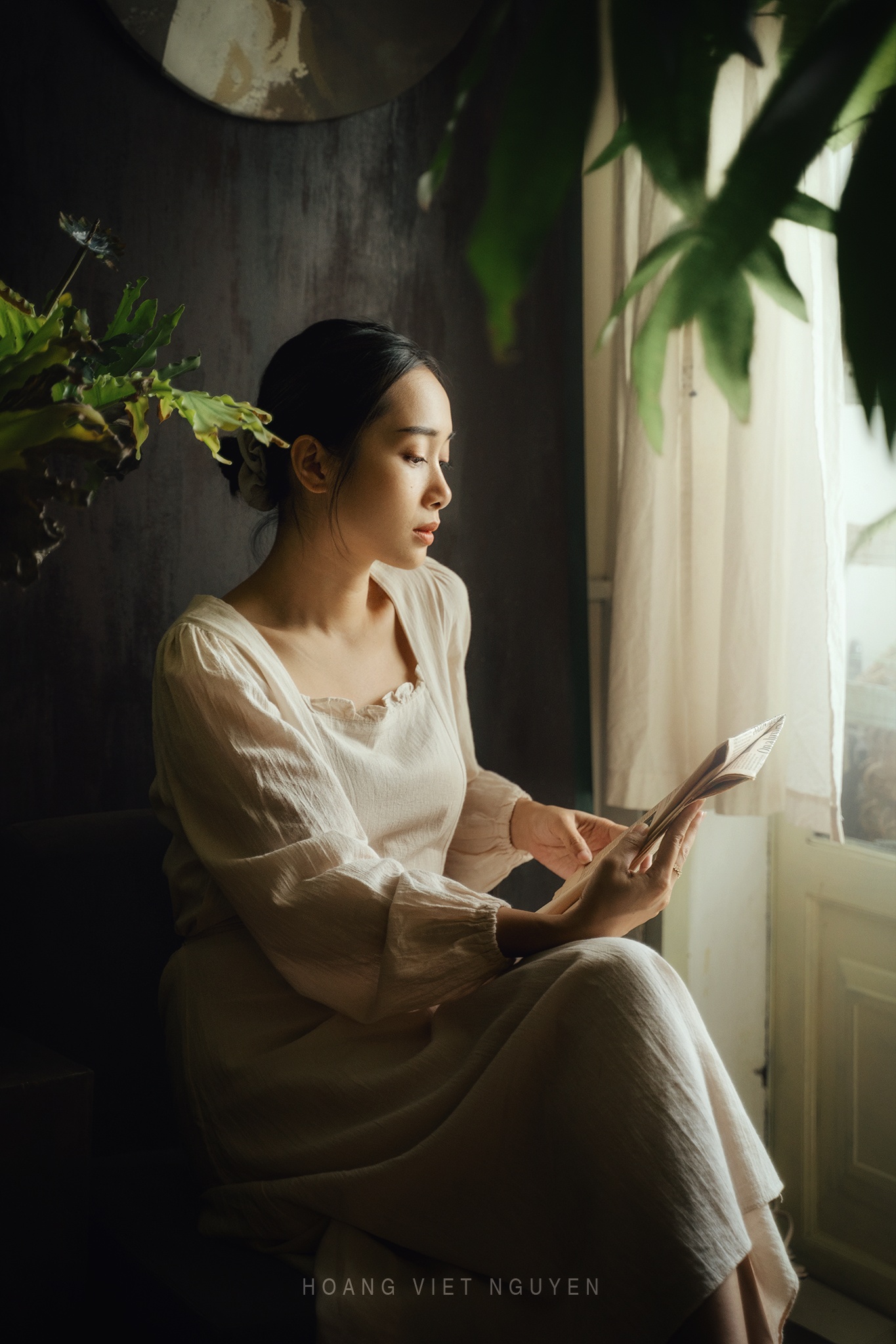 portrait, mood portrait, face, mood, asian, vietnamese, vietnam, face, reading, indoor, natural light, ambient light, calm, Hoang Viet Nguyen