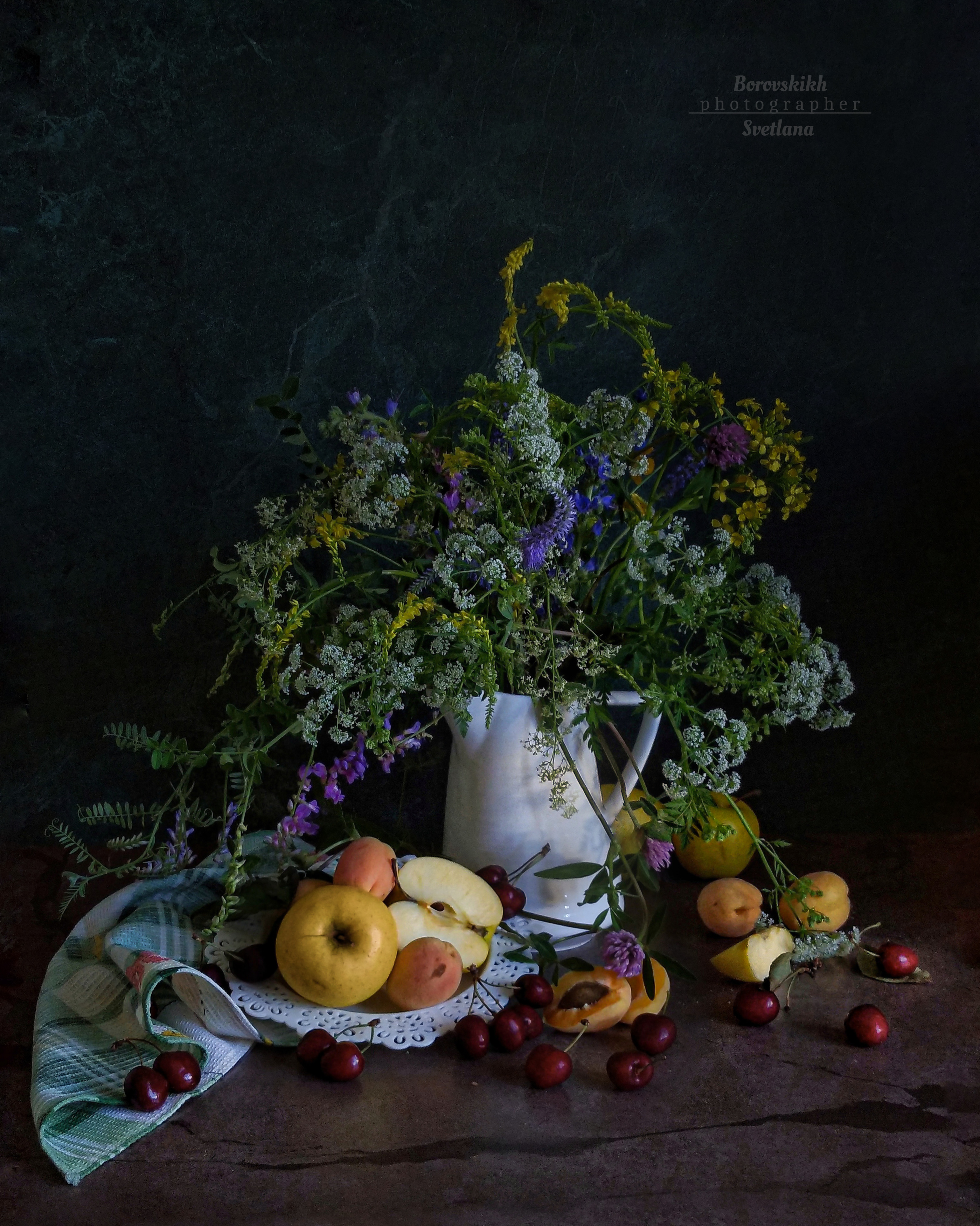 натюрморт, низкий ключ, ваза, цветы, фрукты, лето, still life, фото на телефон, Боровских Светлана