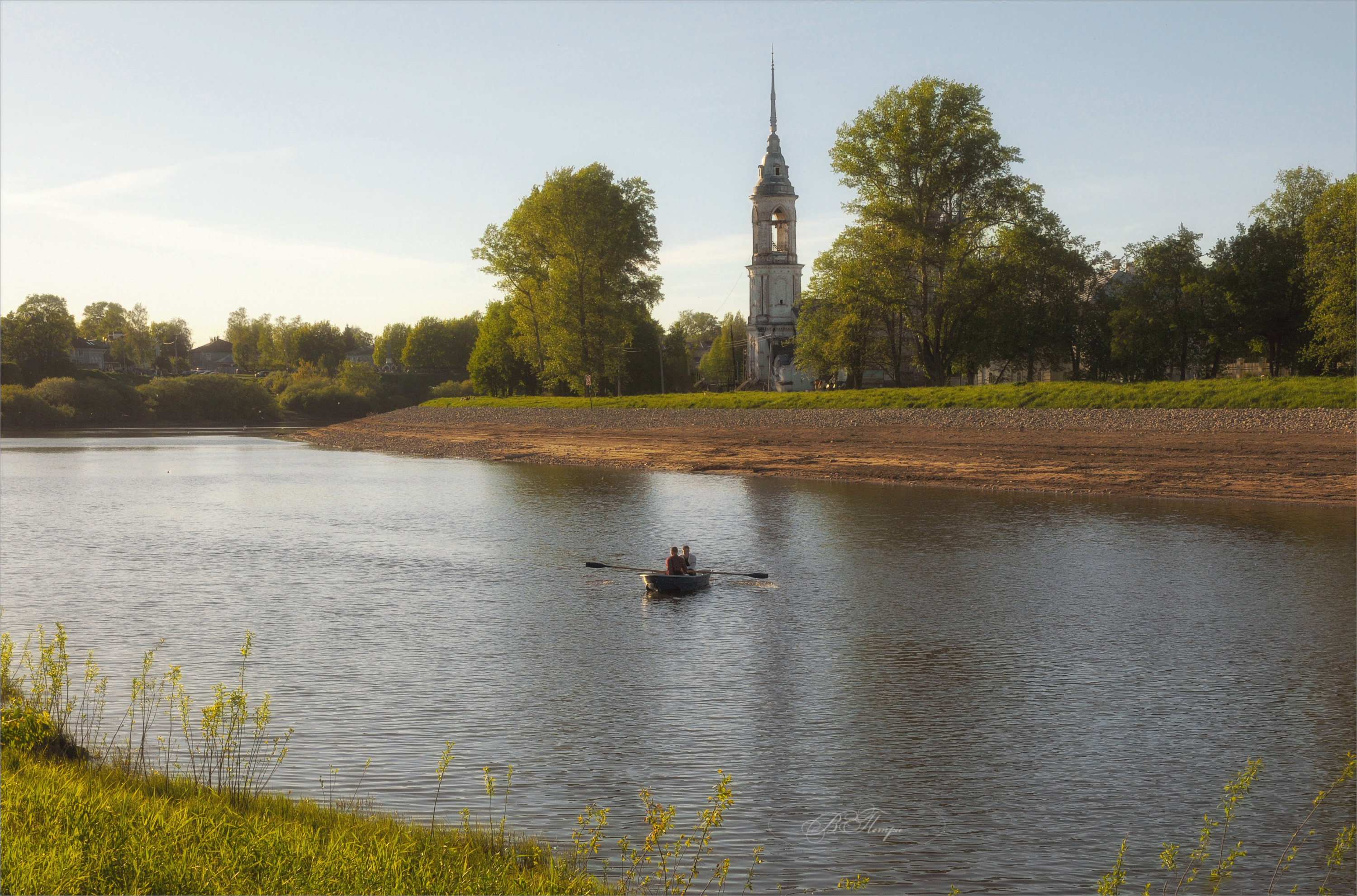 река лодка люди церковь, Вера Петри