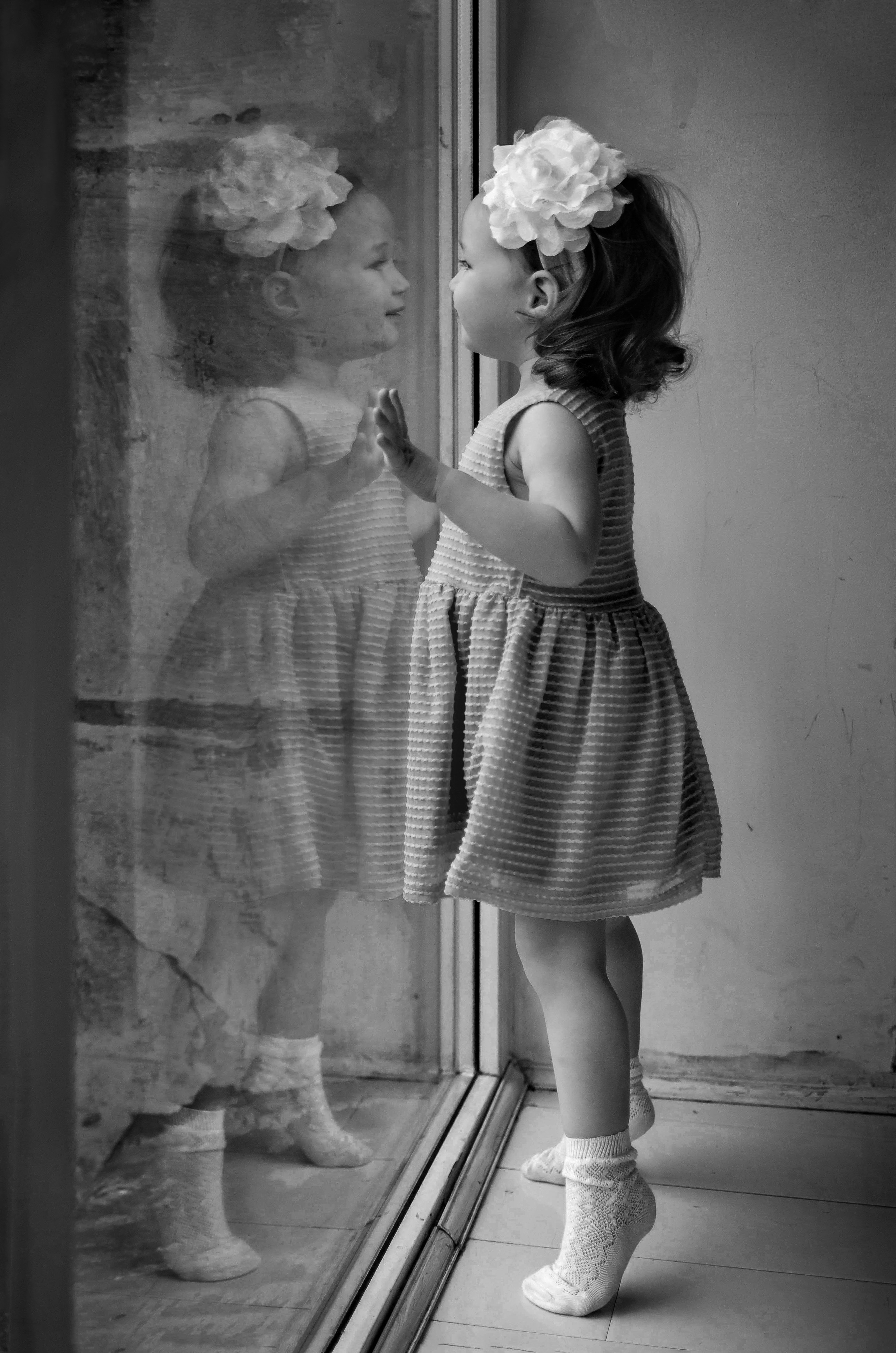 Ребенок, девочка, у окна, отражение, бант, платье, Аверина Елена