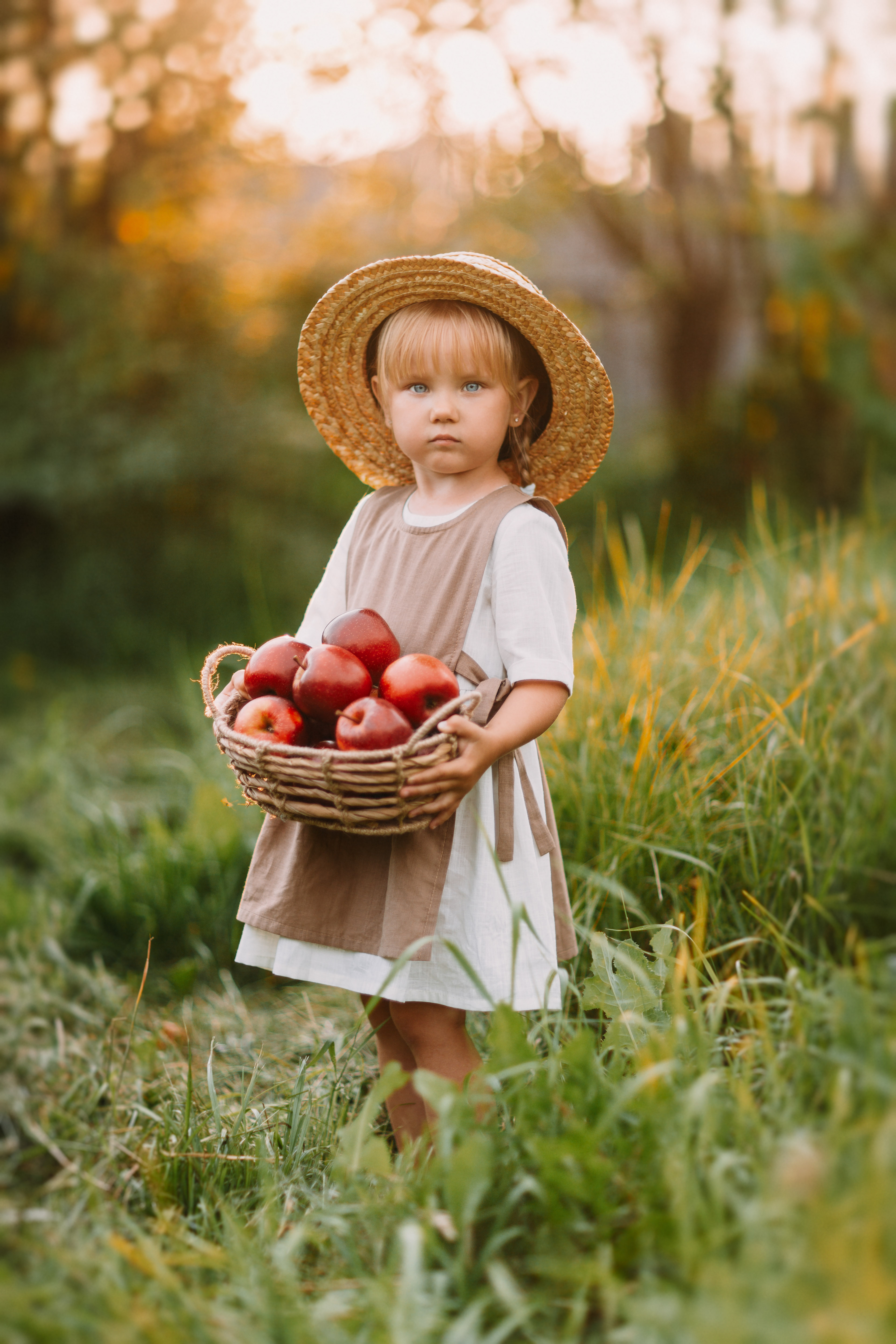 девочка, портрет, girl, portrait, шляпа, hat, ребенок, яблоки, Вероника Баласюк