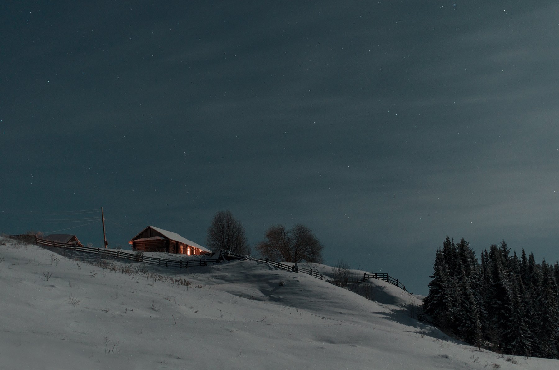 вечер, деревня, деревья, забор, звёзды, лес, лунный свет, облака, окно, снег, холм, Сергей