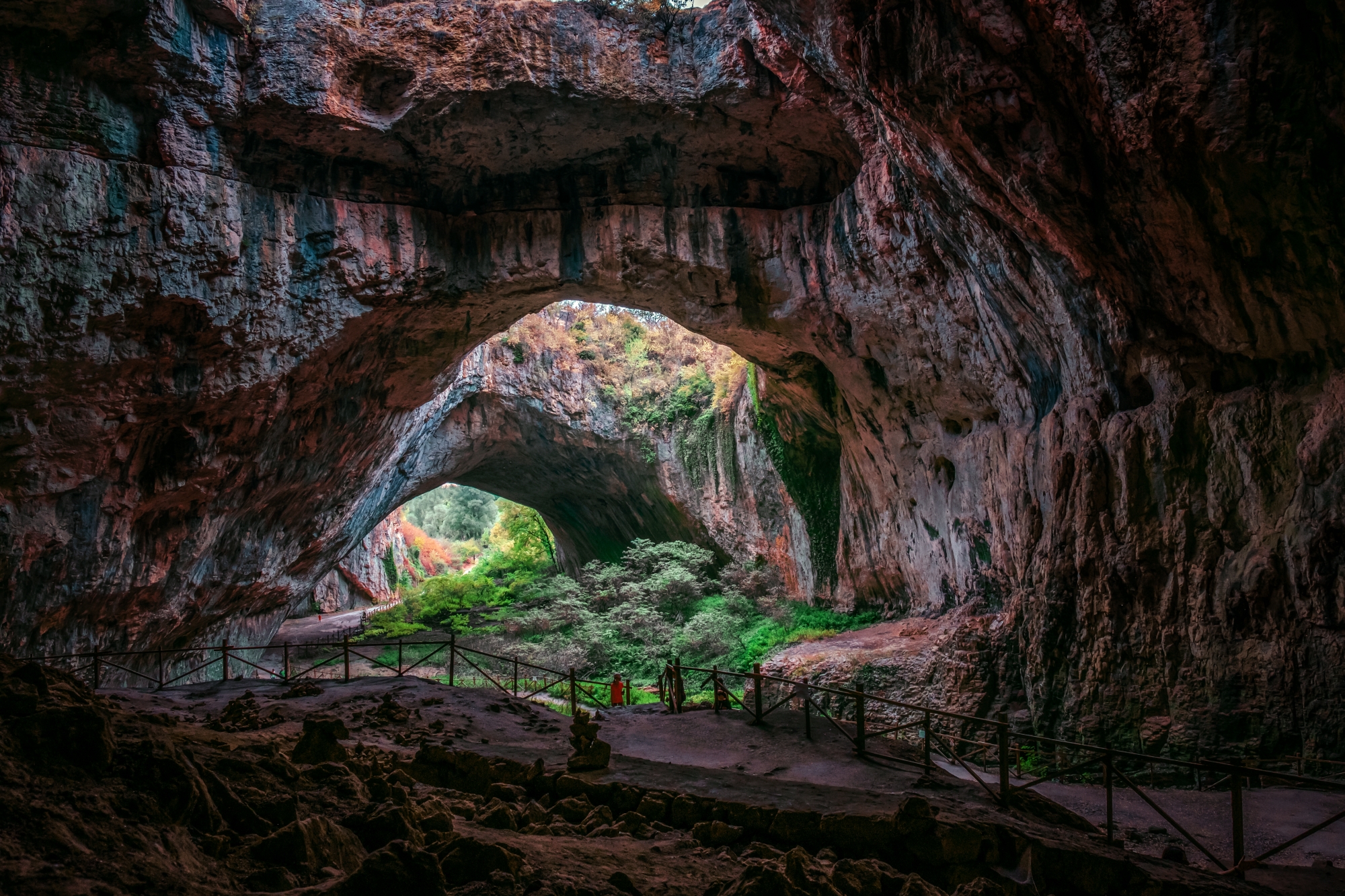 деветашка пещера,devetashka cave,българия,bulgaria,travel,interior,light,dark,green,plant,tree,people,, Алексиев Борислав