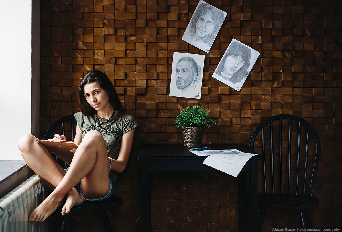 girl,drawing,room,wood,beauty,portrait,artist,table, Алексей Гусев