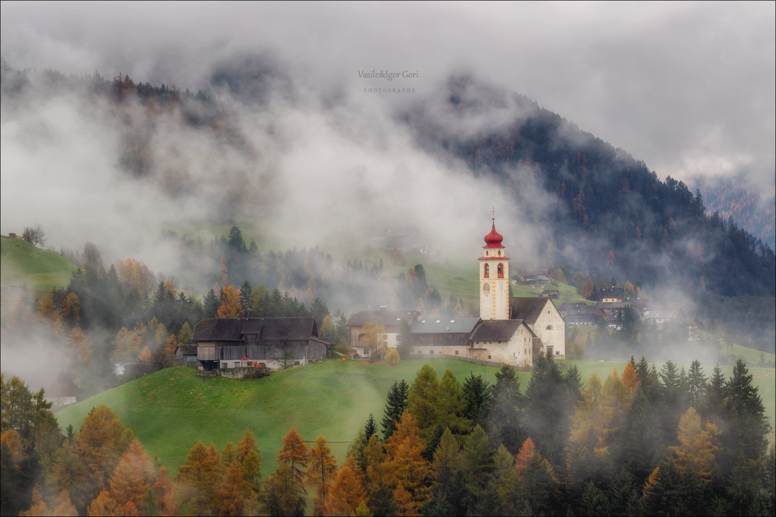 доломитовые альпы,pieve-di-marebbe,деревня,val-pusteria,осень,италия,туман,alps,morning,colors,fog, Гори Василий