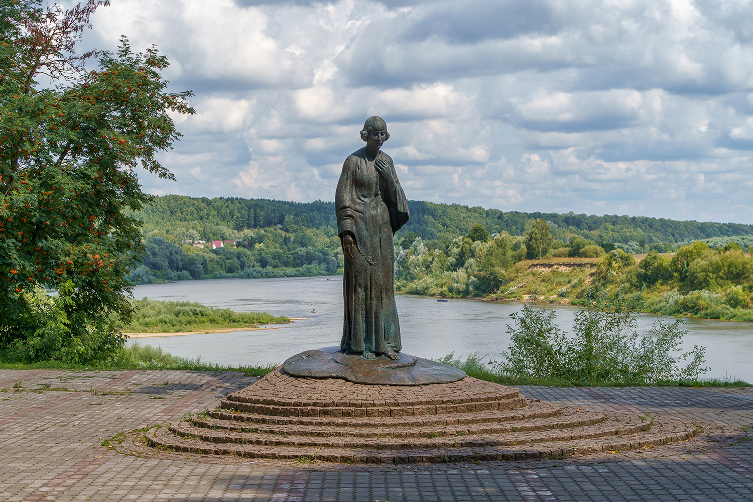 Россия, Таруса, Памятник Марине Цветаевой, Ока, река, пейзаж, Лариса Дука